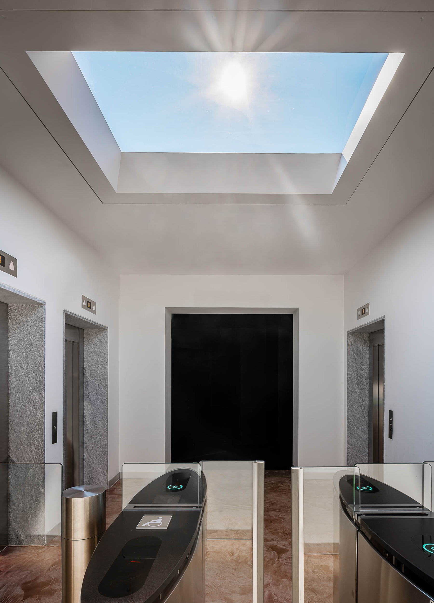 Inomhushall med hissdörrar och dagsljulampa som släpper in dagsljus.