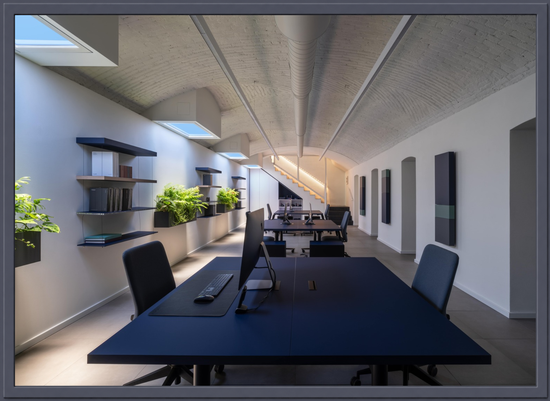 Från vinkällare till kontor  En våning under mark har förvandlats från en mörk vinkällare till en modern och trivsam kontorsmiljö.  Med CoeLux blir mörka ytor nya möjligheter.