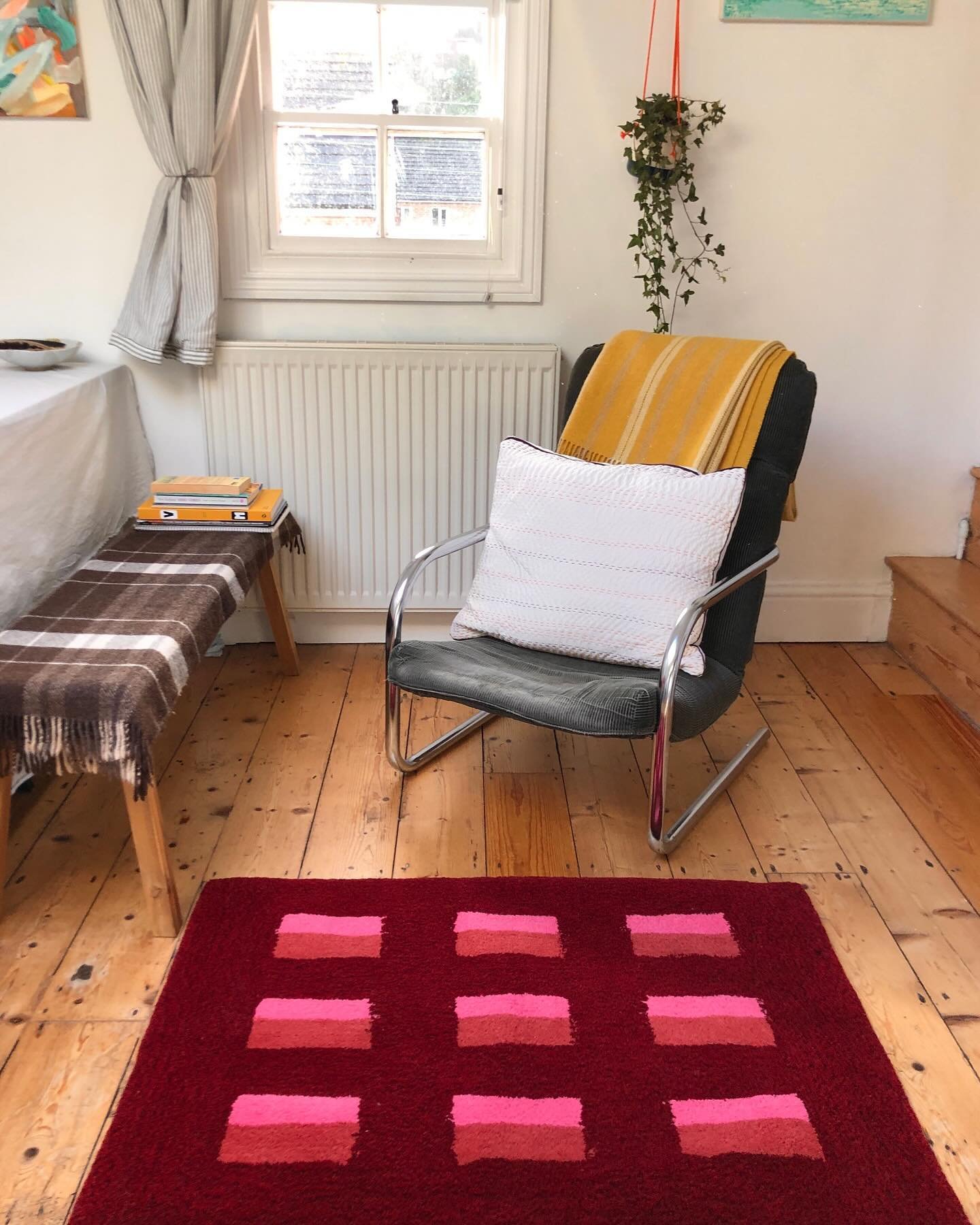 🍷❤️The mulled rug, inspired by drinking mulled wine and keeping cosy. This rug definitely adds a bit of warmth to the room weather it&rsquo;s cold outside or getting a bit more of a spring breeze! 

The hanni design is contemporary and classic and g