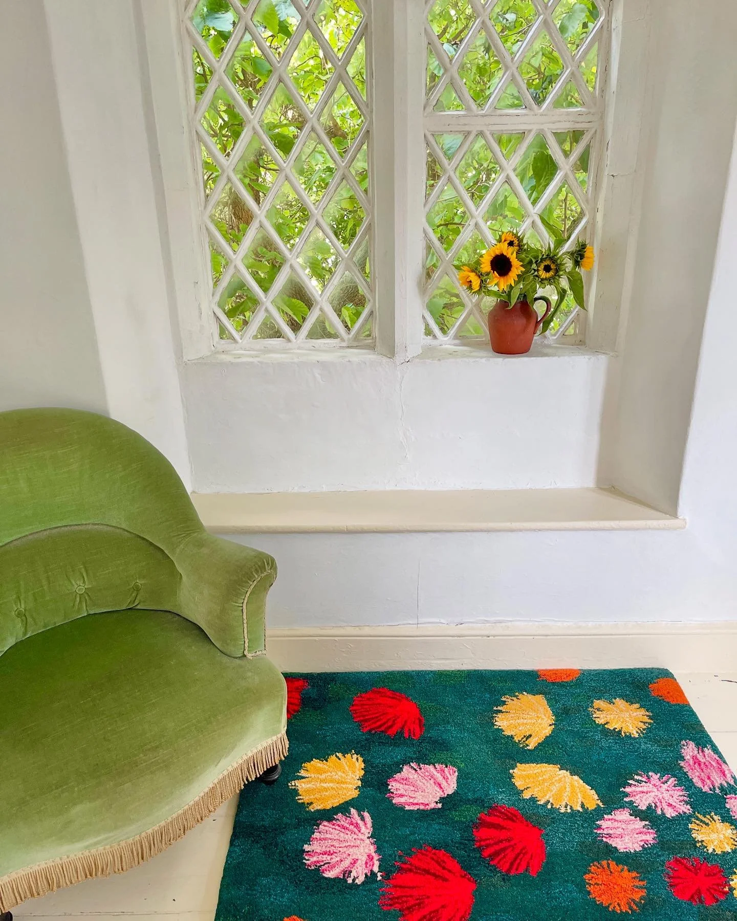 🌺The Dahlia rug inspired by beautiful dahlia bushes and Impressionist paintings. My favorite thing about this rug is the background, it&rsquo;s made up of lots of different greens all mottled together. 

What&rsquo;s your favorite bit? 

This rug is