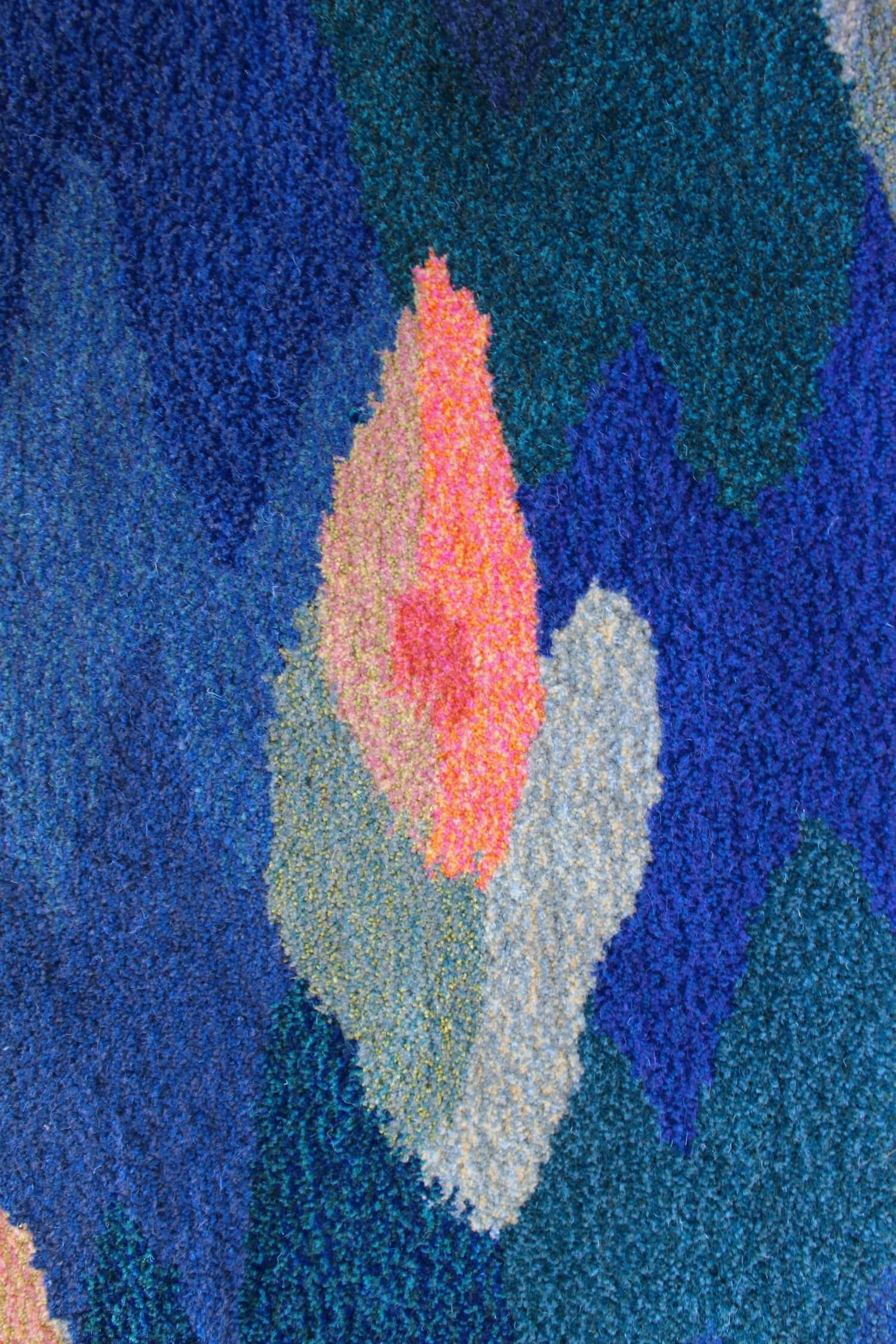 studio-tuft-giverney-waterlillie-floral-blue-green-tufted-pink-rug-detail.jpeg