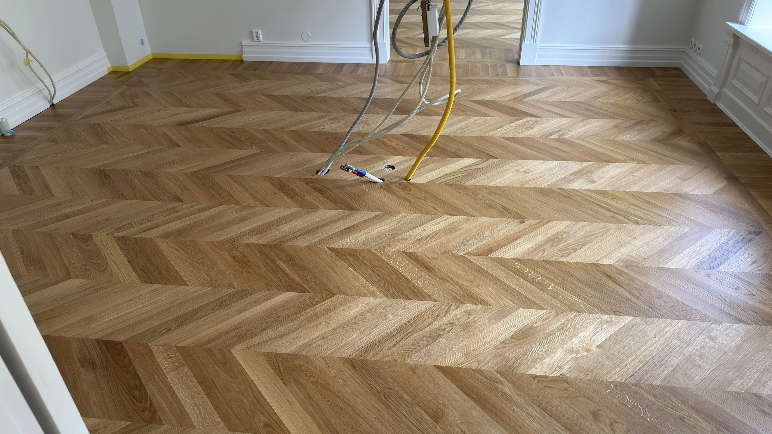 Massivt-Chevron-Oslo-legging-sliping-behandling-Kongelige-Gulv AS (29).jpg