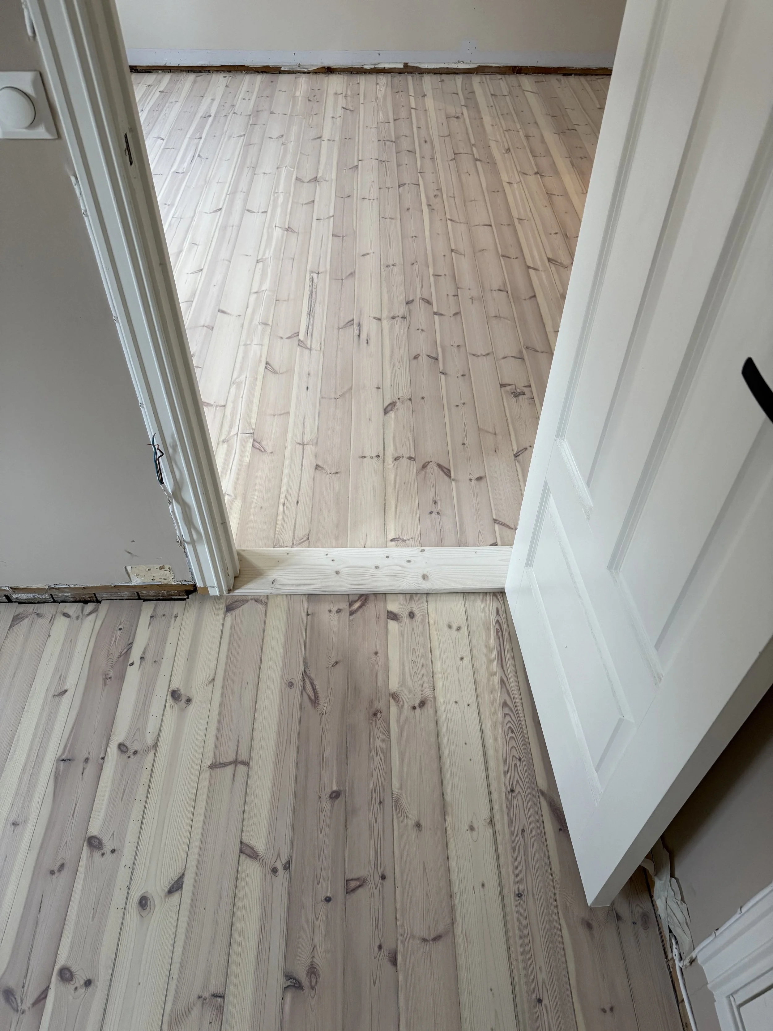 Støvfri gulvsliping-fuging-sprekker-originalt-tregulv-Grünerløkka-Kongelige-Gulv (17).jpg