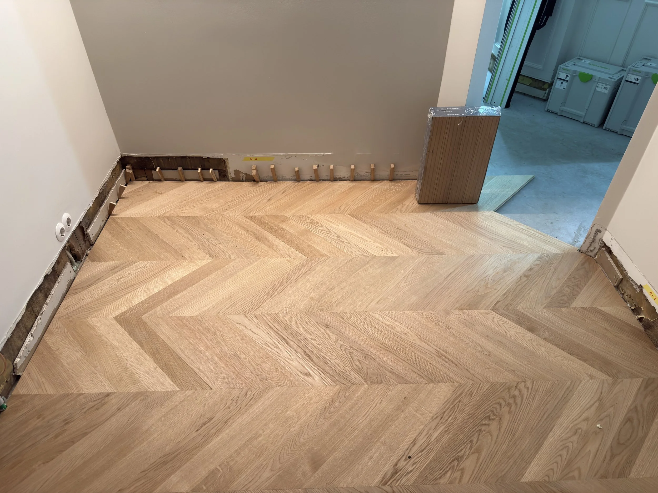 Massivt-Chevron-Oslo-legging-sliping-behandling-Kongelige-Gulv AS (4).jpg