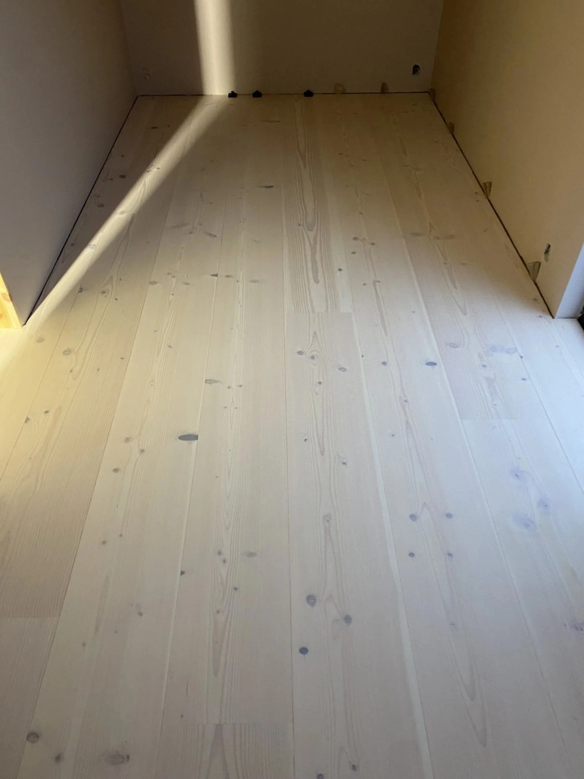 Lange og brede planker av douglas gran