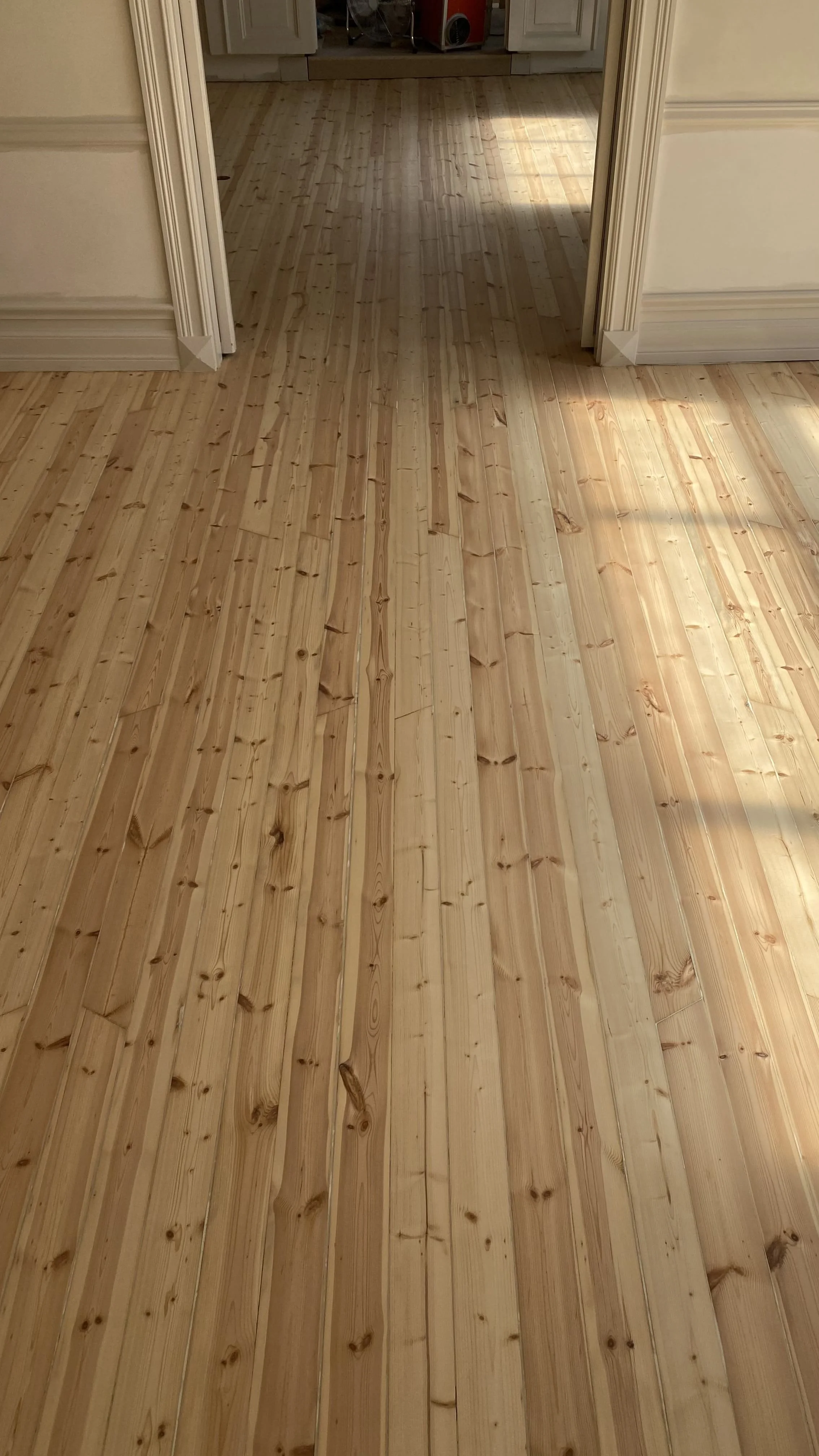 fuget og slipt furugulv