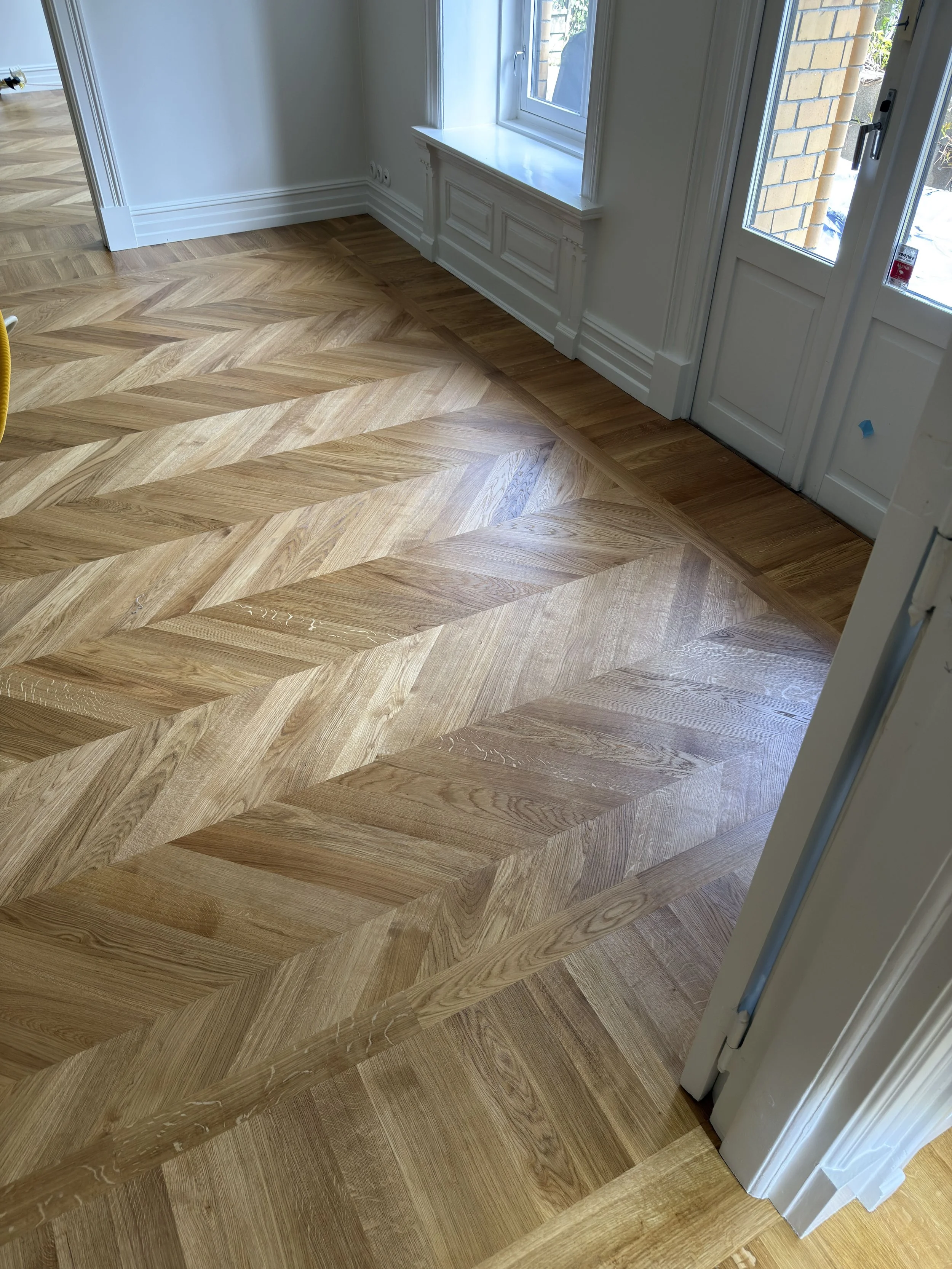 Massivt-Chevron-Oslo-legging-sliping-behandling-Kongelige-Gulv AS (28).jpg