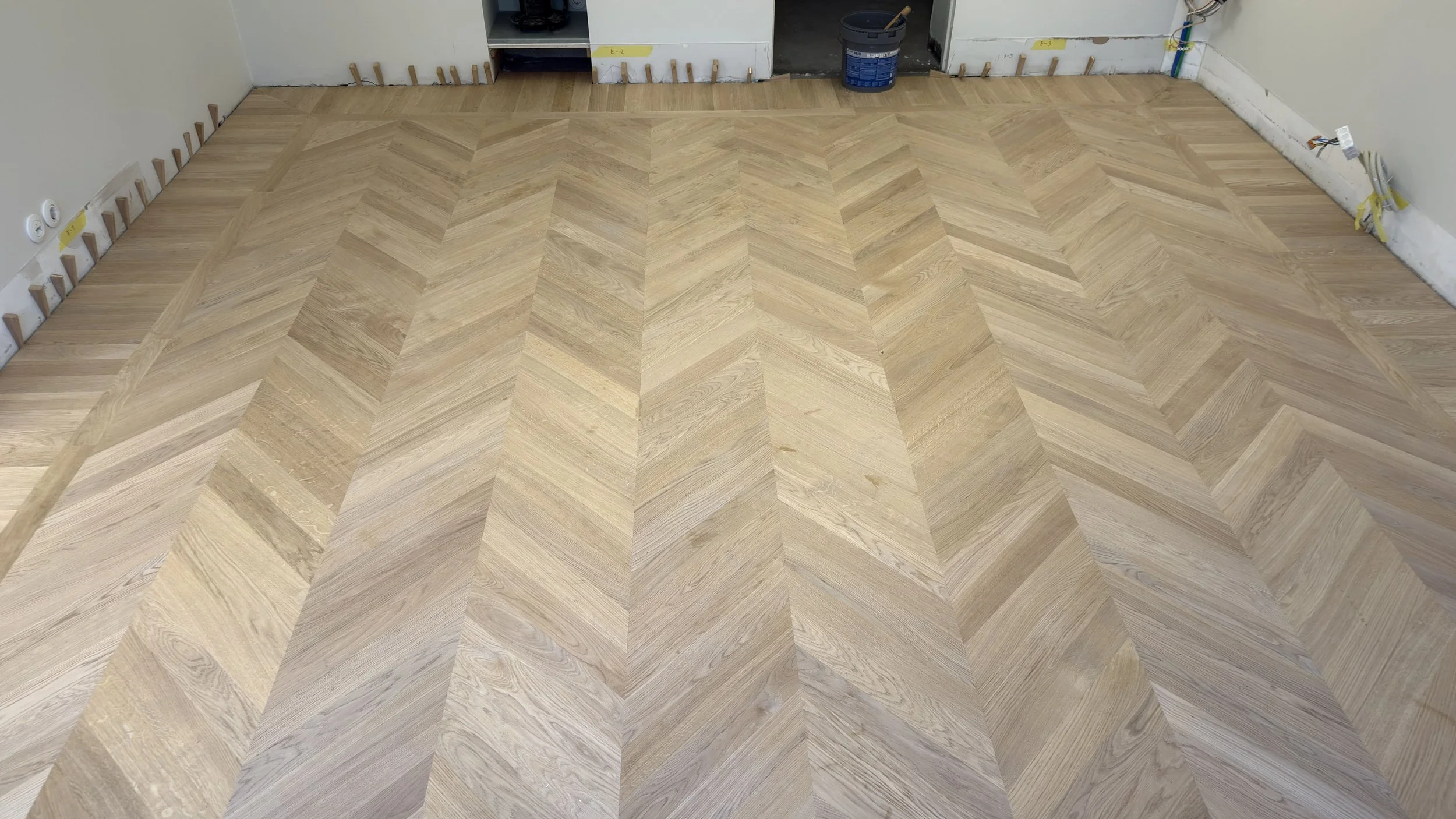 Massivt-Chevron-Oslo-legging-sliping-behandling-Kongelige-Gulv AS (8).jpg