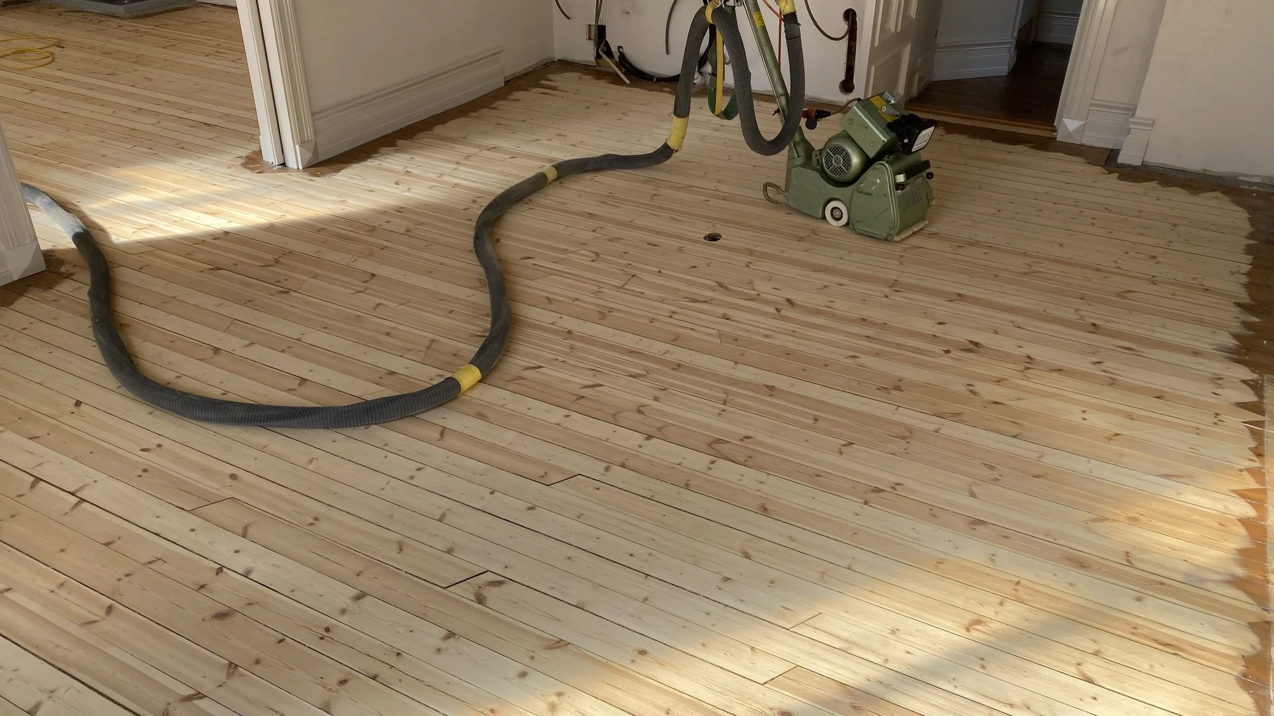 Sliping av gammelt furugulv
