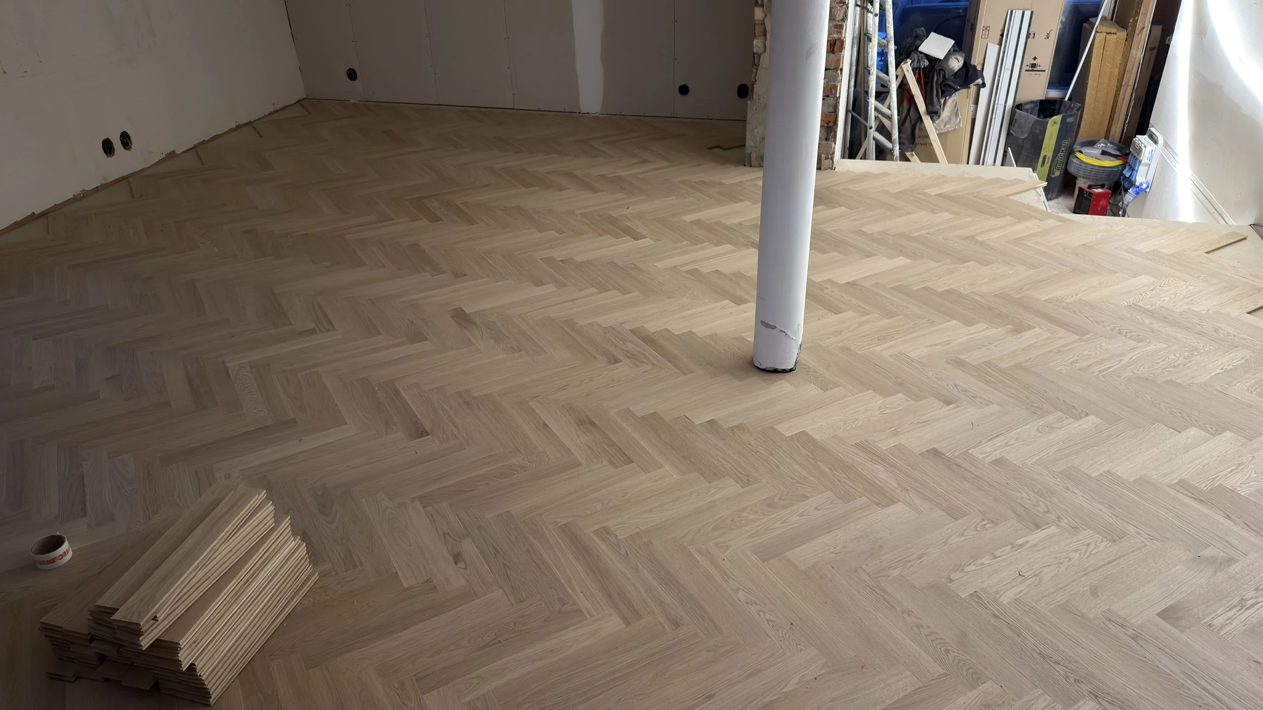 Massivt-eikegulv-fiskeben-16x70x420mm-Exquisit-Kongelige Gulv AS (8).jpg