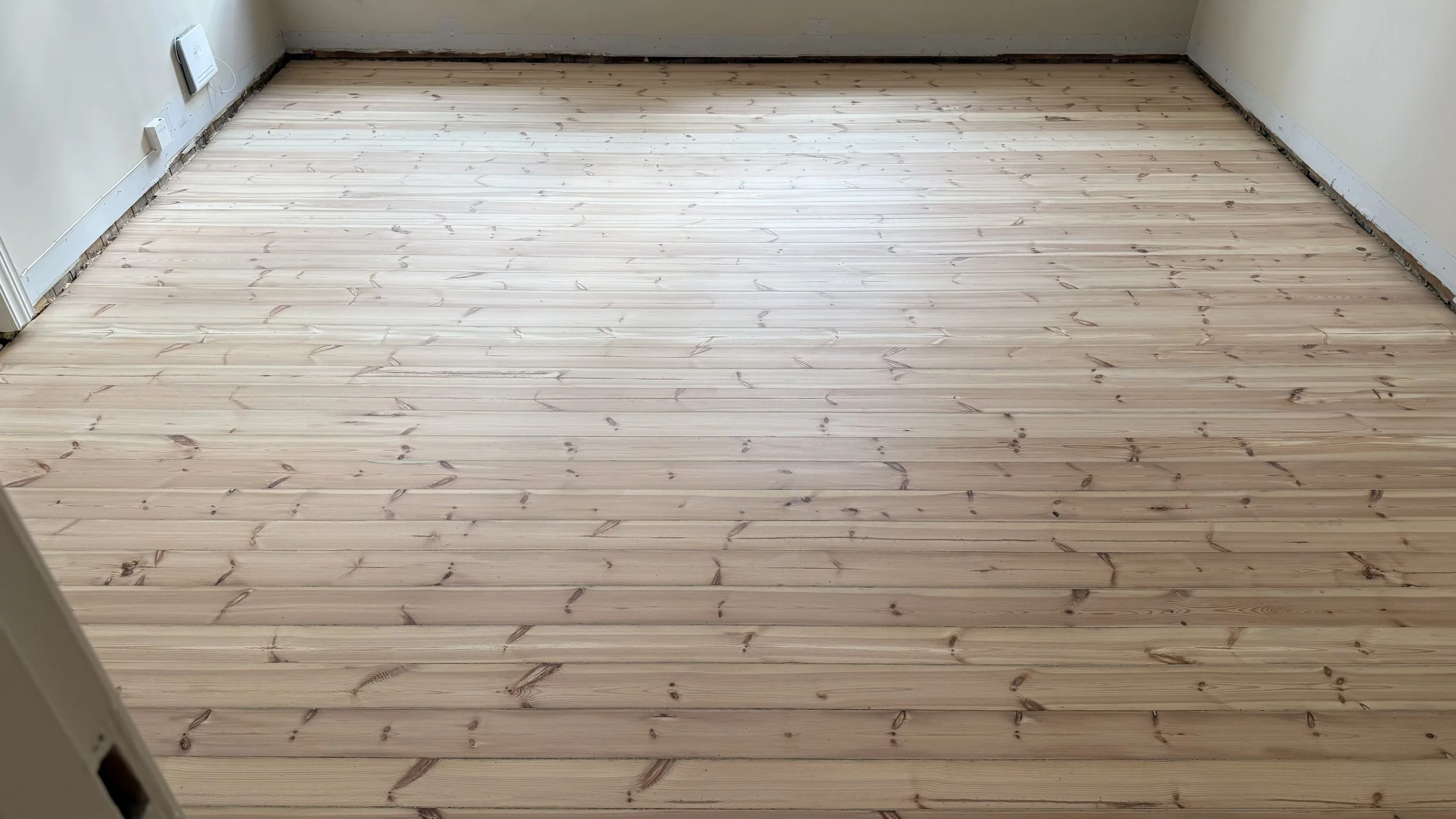 Hvitpigmentert gulv etter gulvsliping