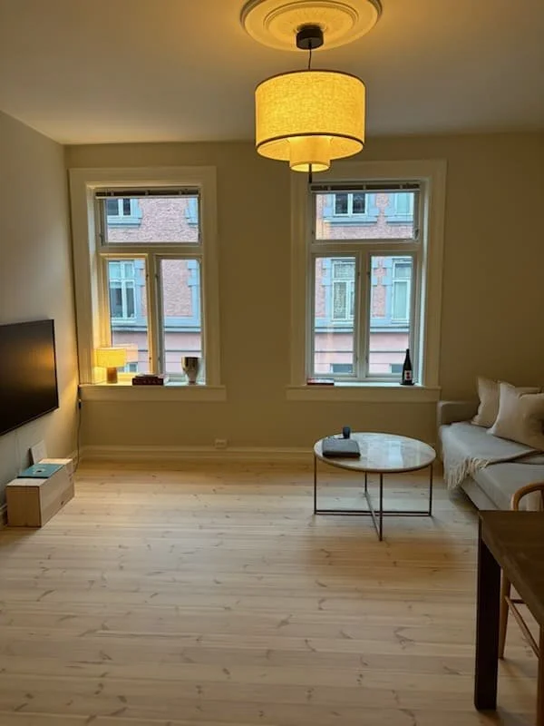 Stuen etter gammelt og slitt furugulv ble fornyet 