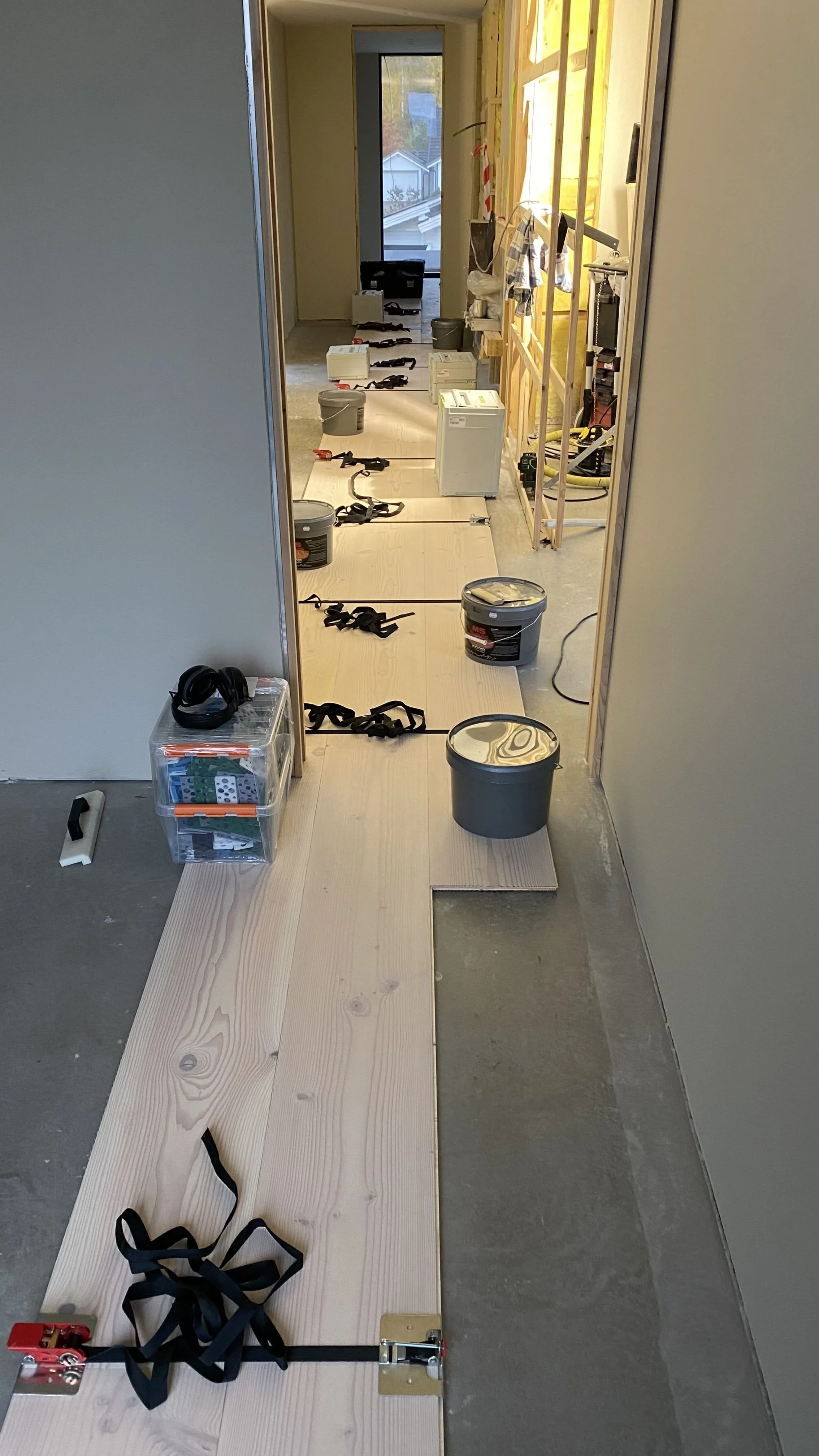 Douglasgran gulvlegging i gang med lange planker