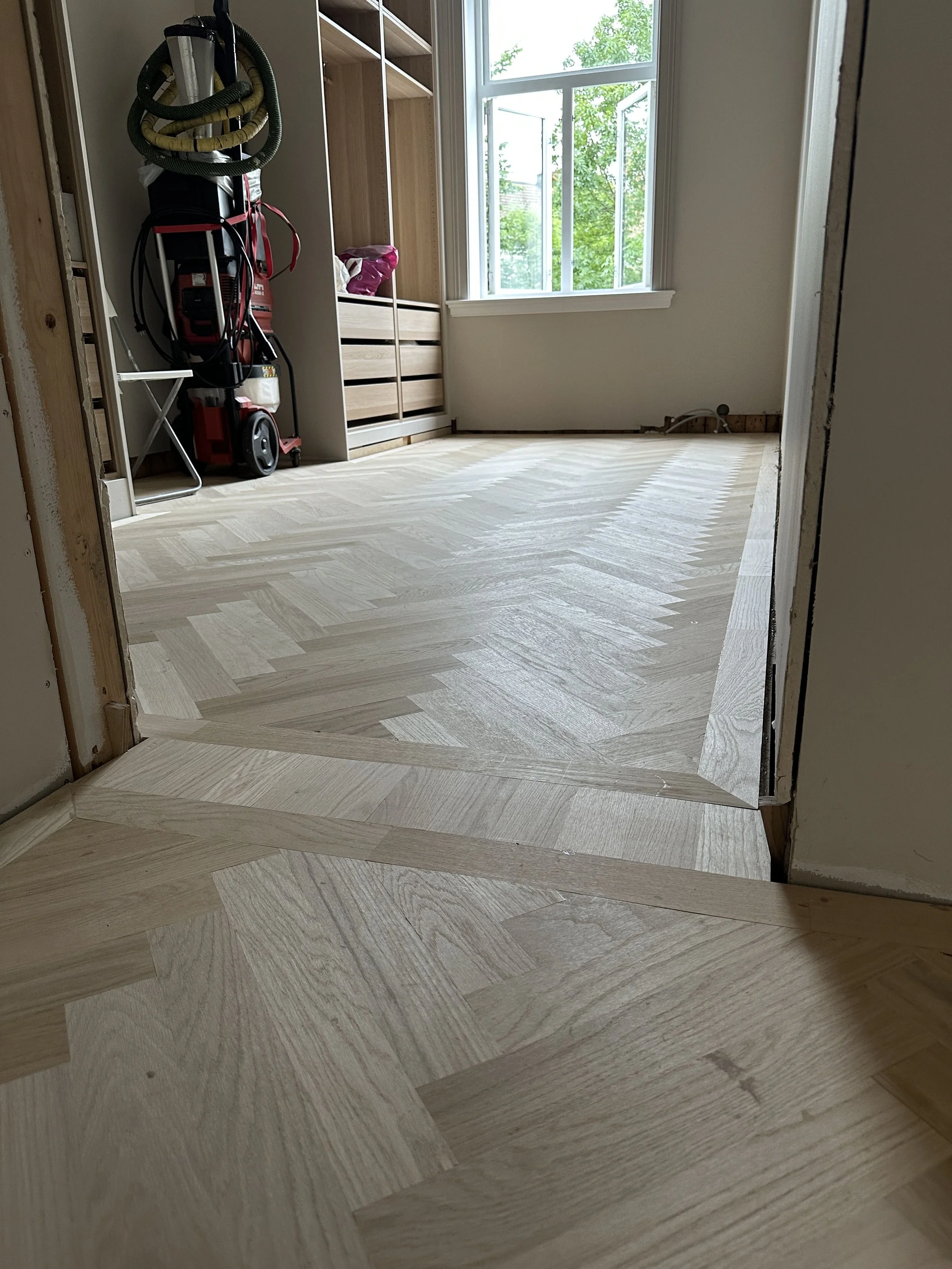 Gulvlegging-fiskebensparkett-stående-ramme-Frogner-Oslo-Kongelige-Gulv (1).jpeg