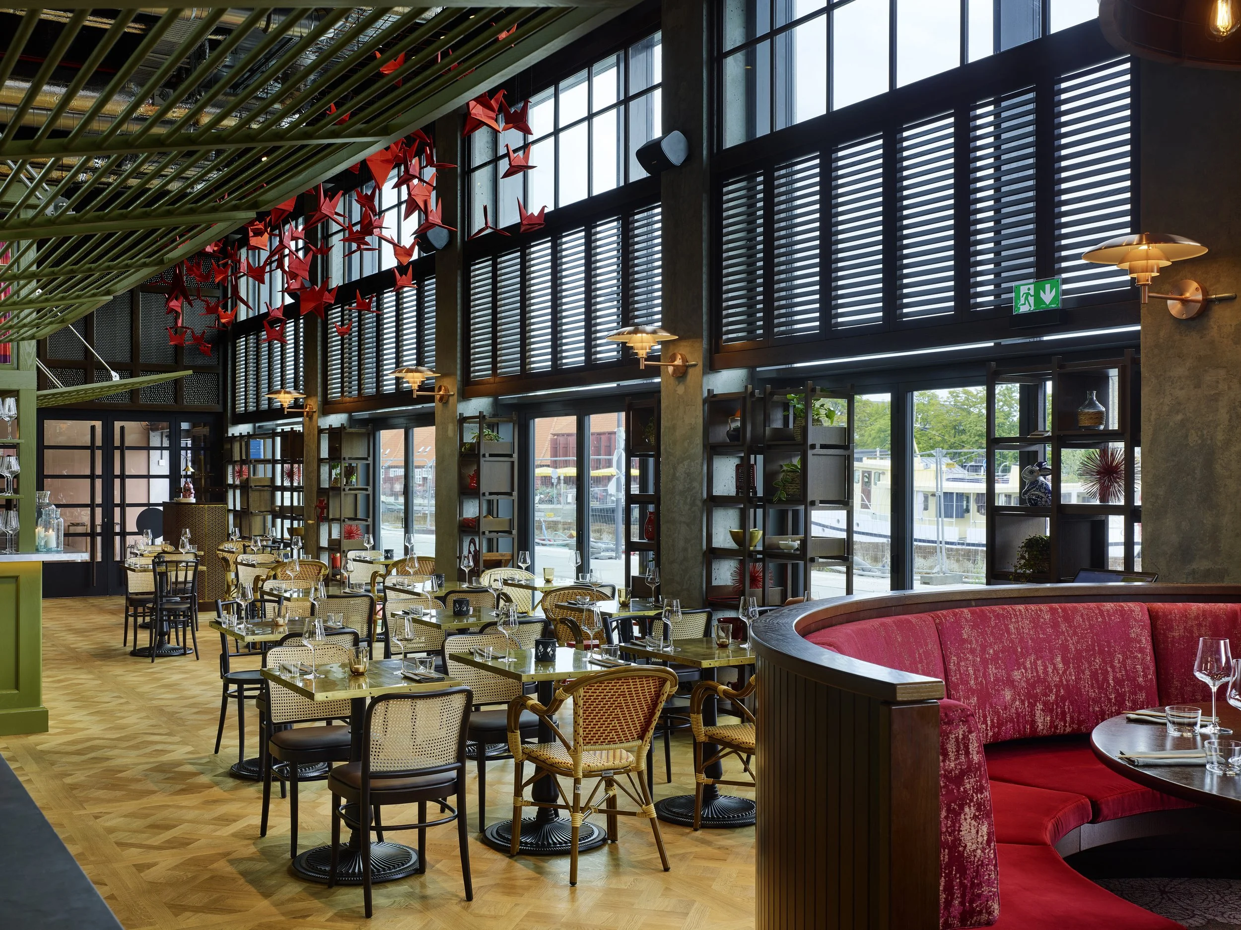 Versailles panelgulv i heltre eik i restaurant