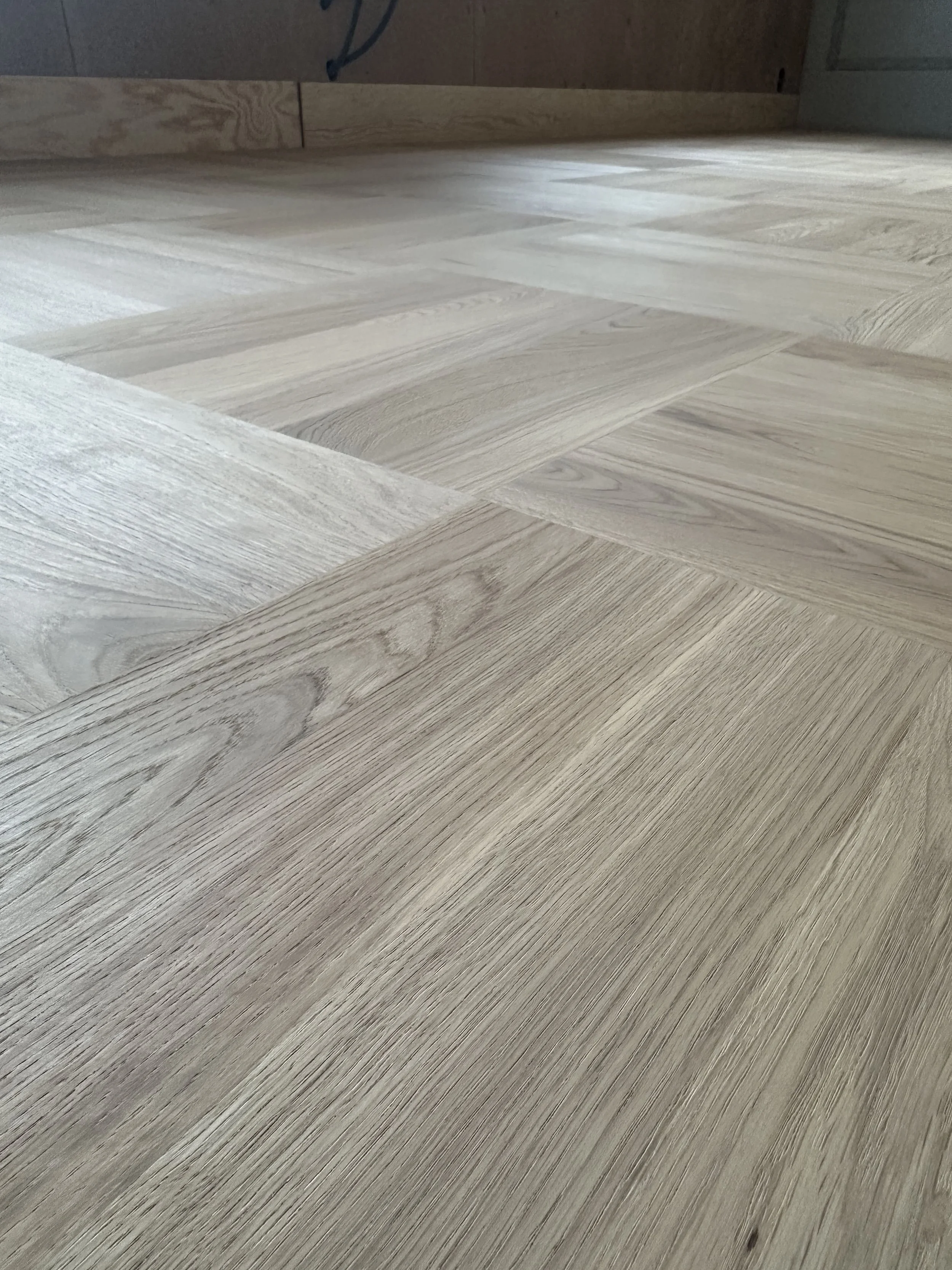 Massivt-eikegulv-16x70x420mm-Exquisit-Kongelige Gulv AS (9).jpg
