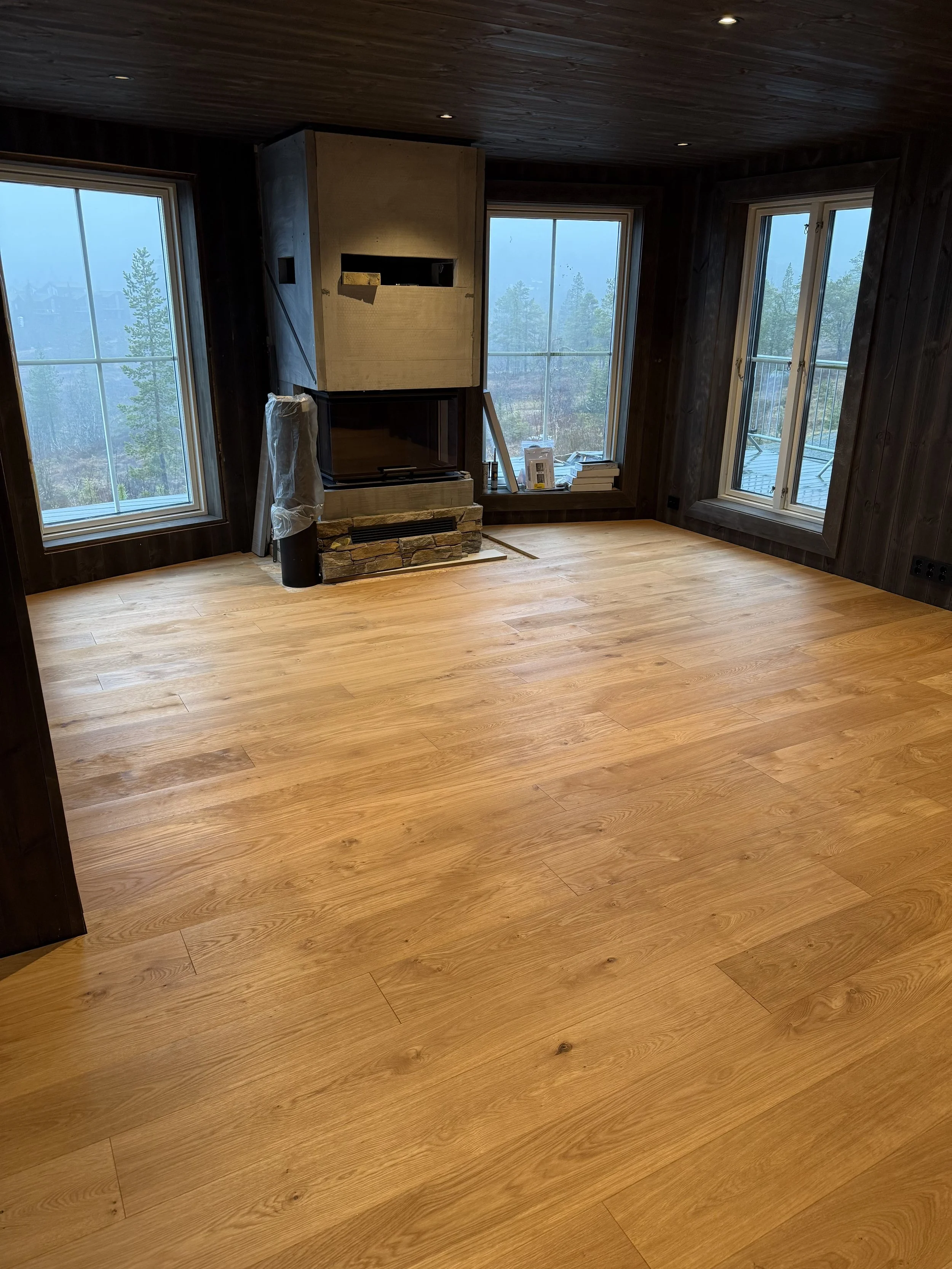 Massivt eikegulv på Norefjell