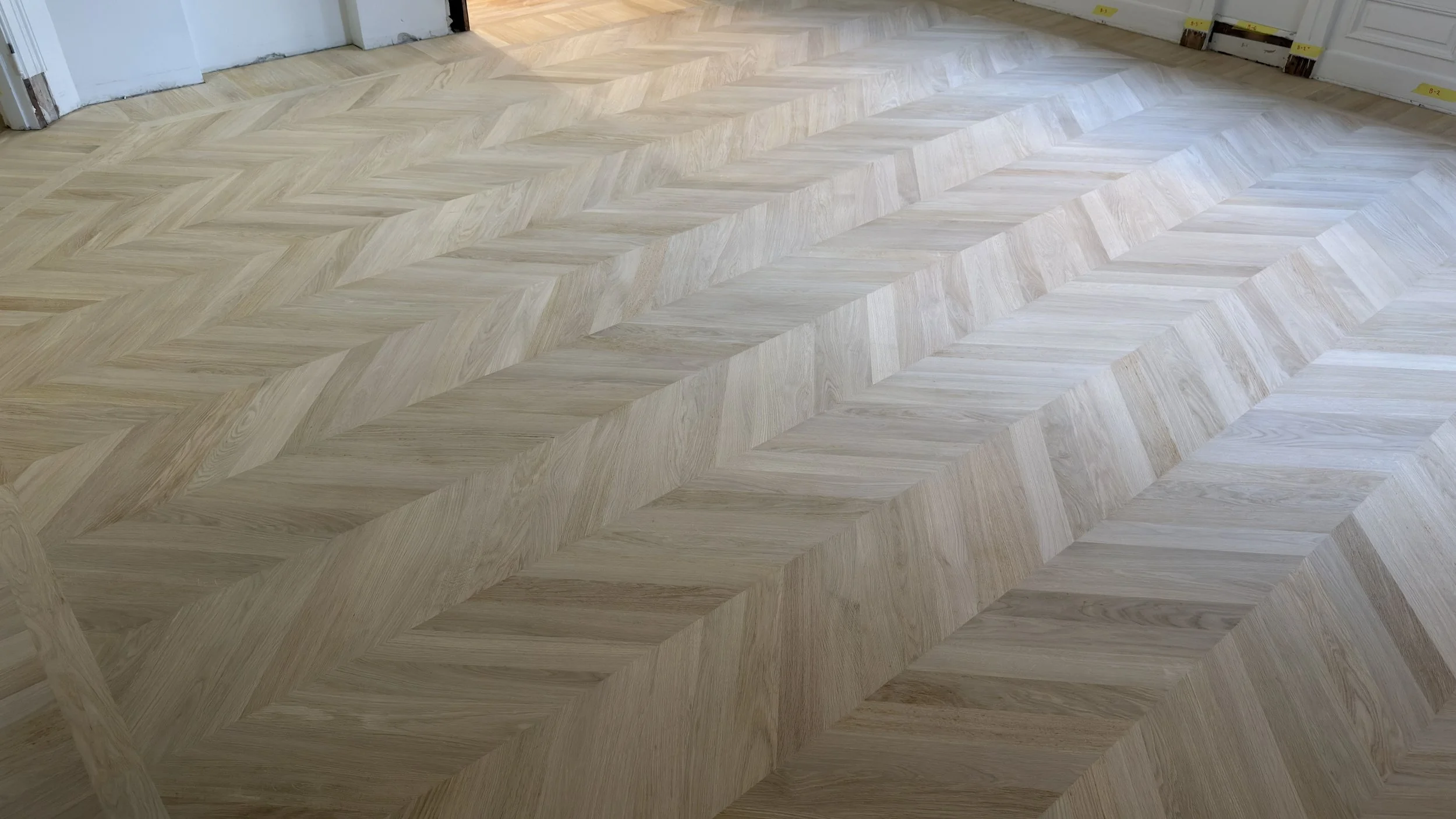 Massivt-Chevron-Oslo-legging-sliping-behandling-Kongelige-Gulv AS (13).jpg