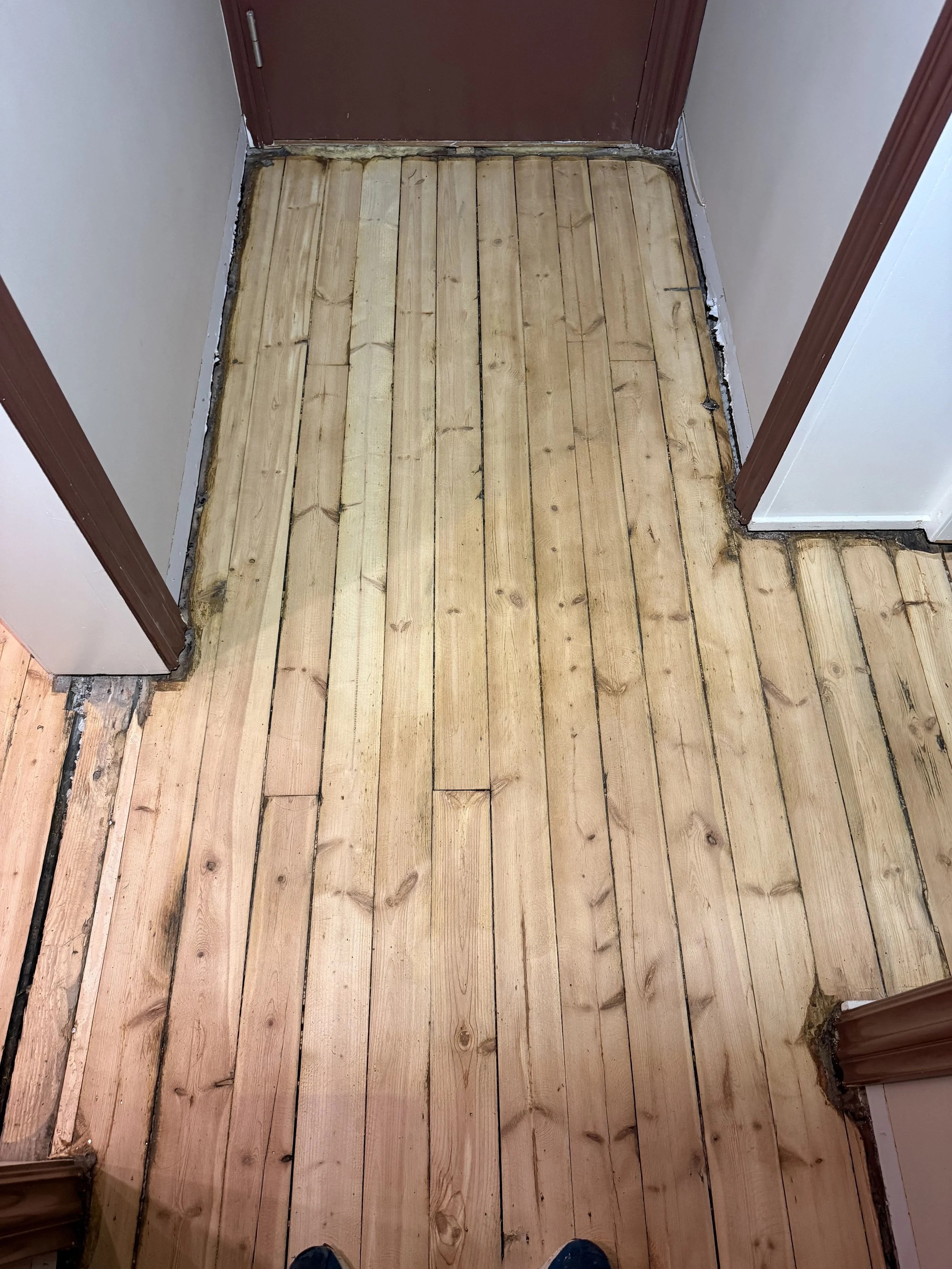 Furugulvet ble grovslipt for å fjerne rester av gammelt belegg