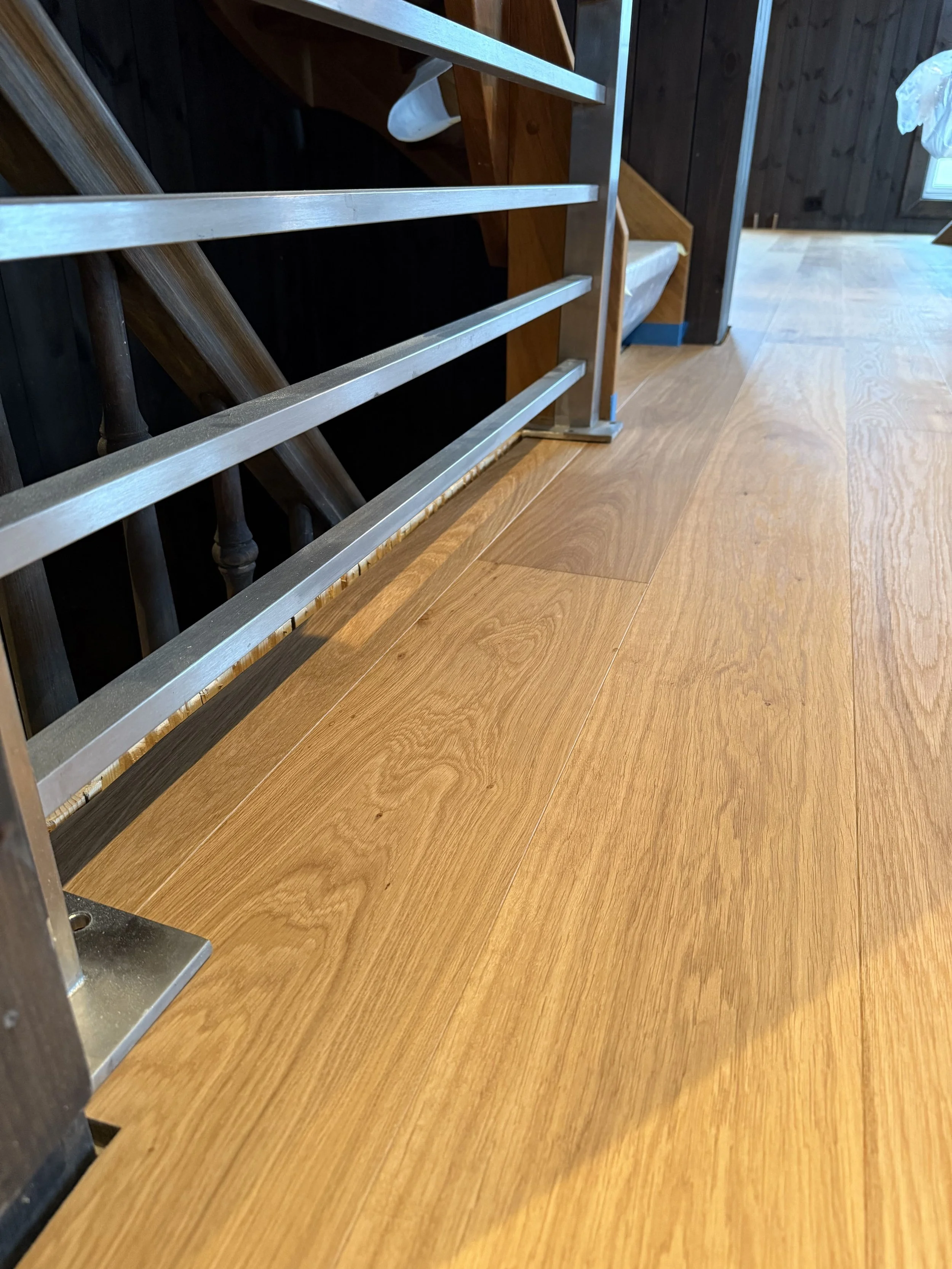 Tregulv tilpasset langs trappen