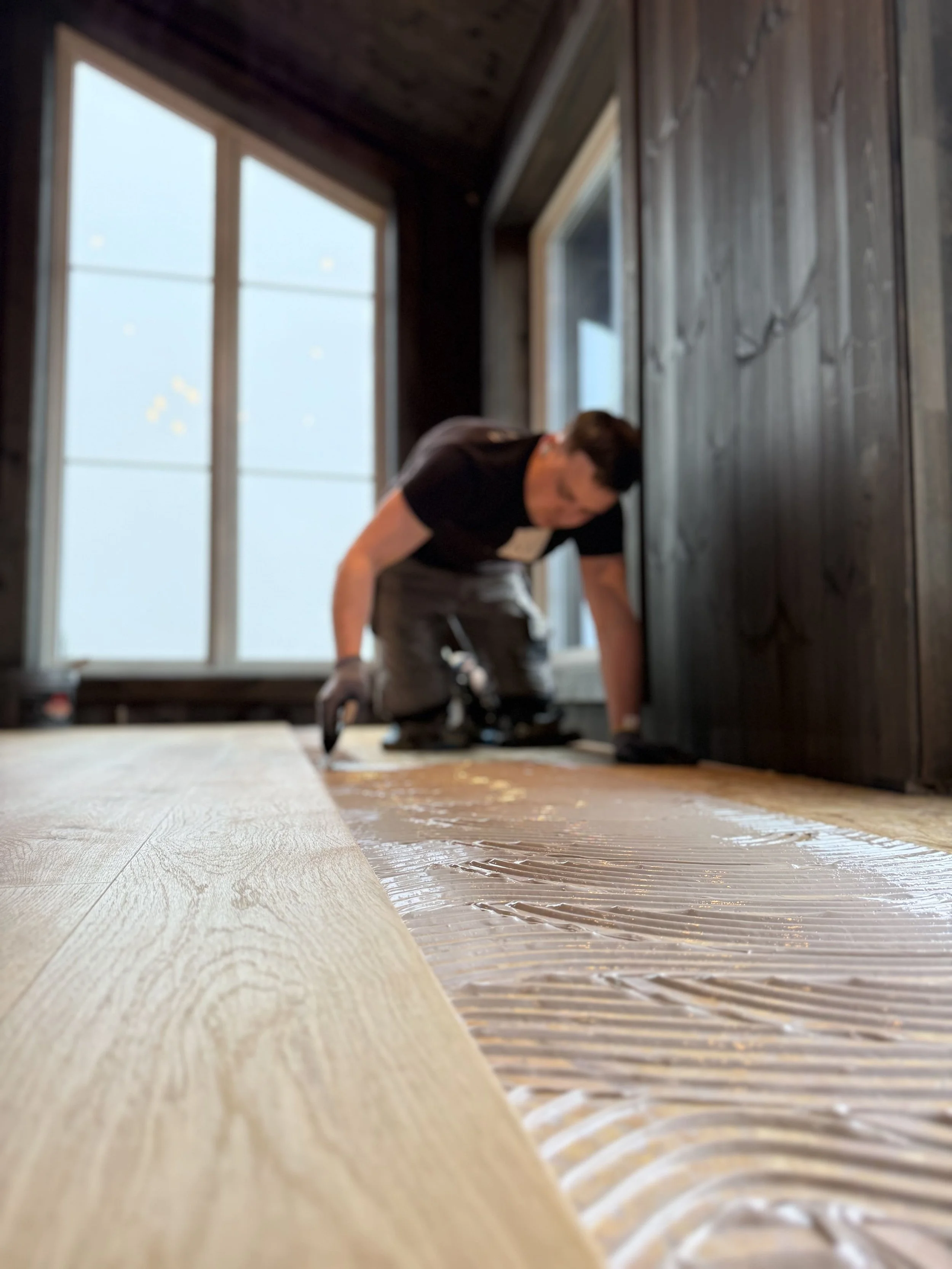 Helliming av heltre eikebord