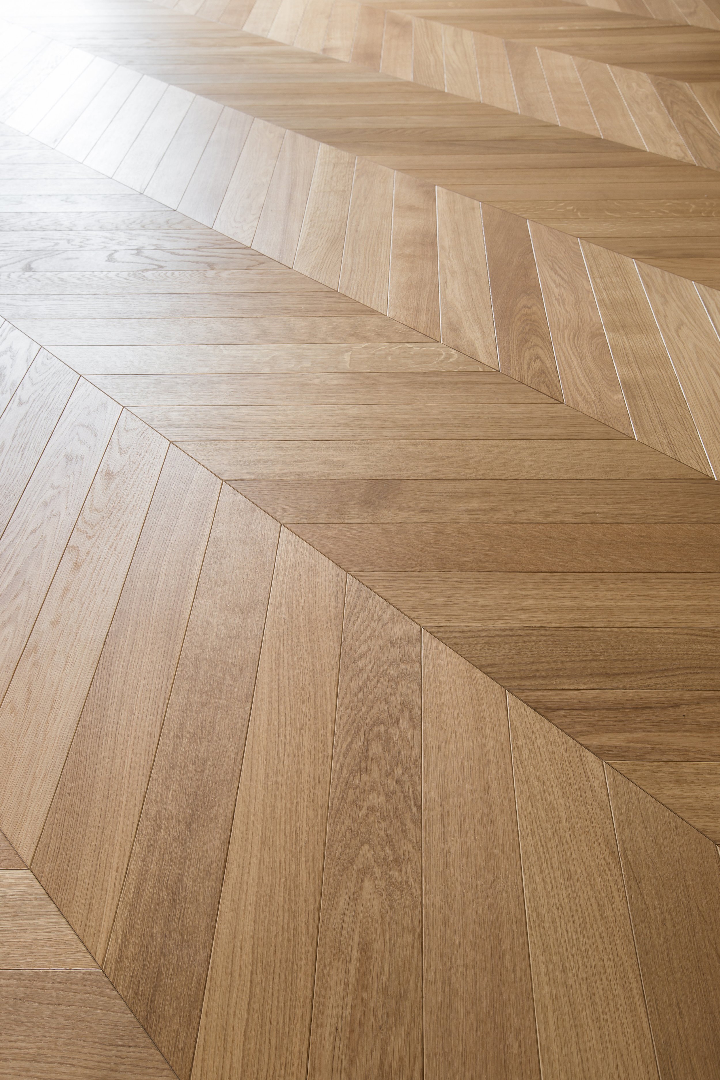 Lys eik parkett Chevron