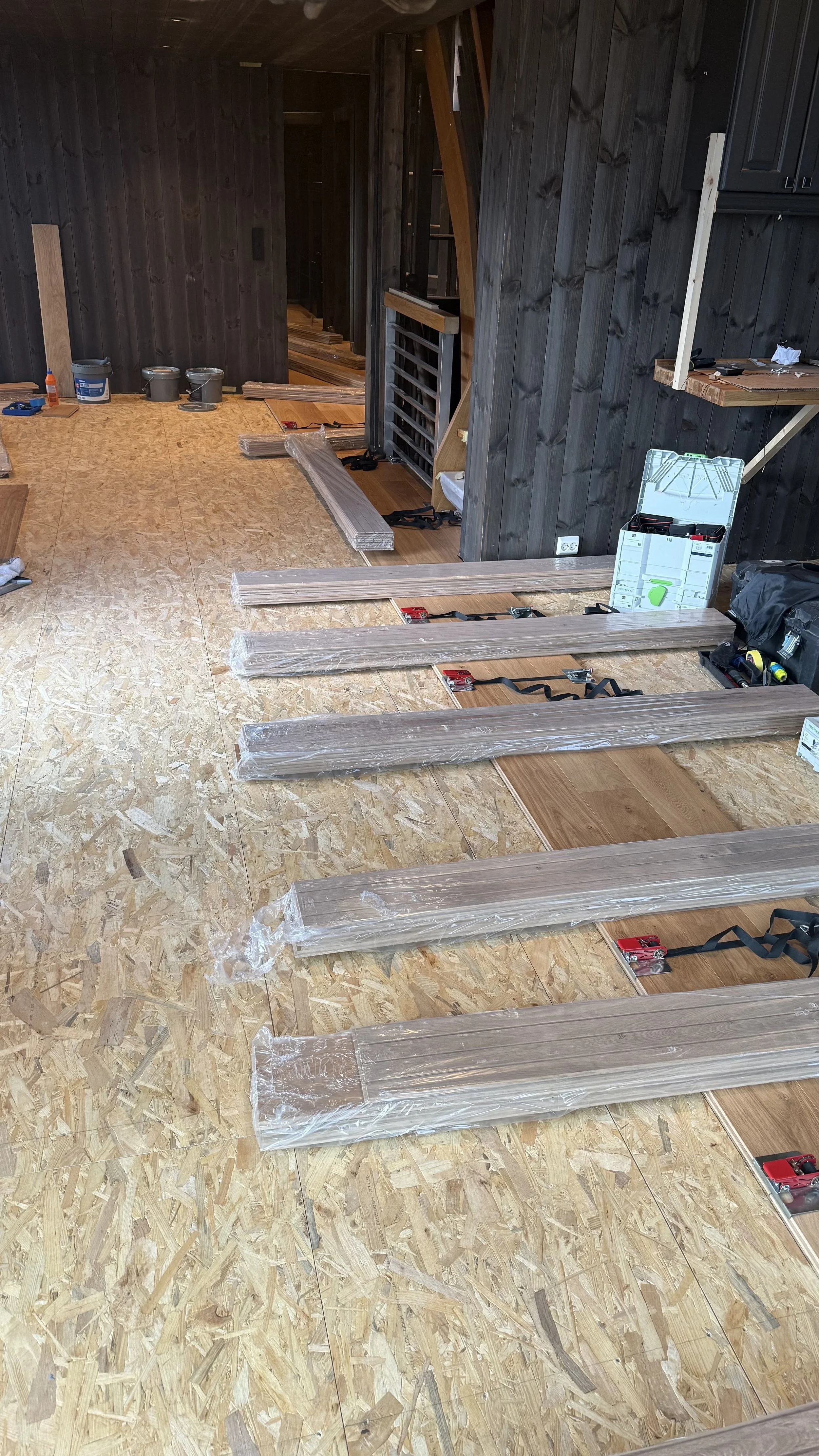 Massivt eikegulv legges på Norefjell