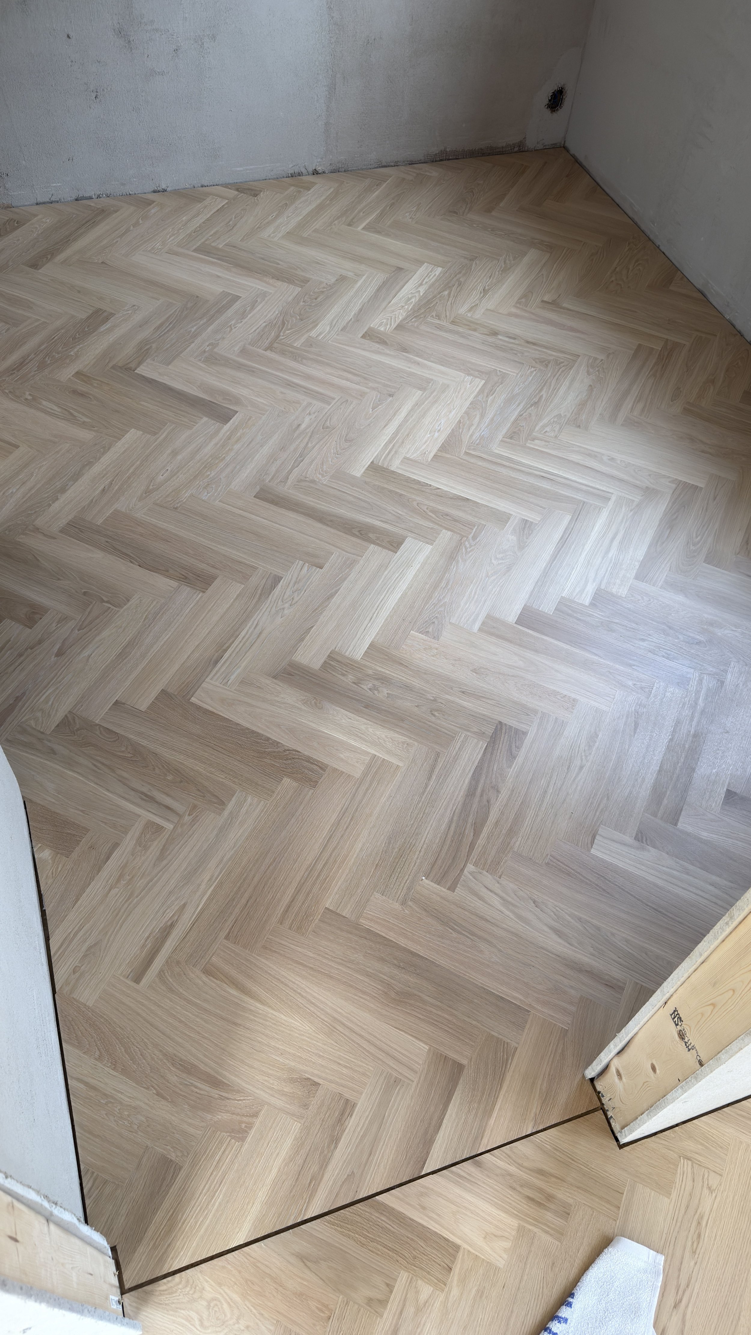 Massivt-eikegulv-fiskeben-16x70x420mm-Exquisit-Kongelige Gulv AS (17).jpg