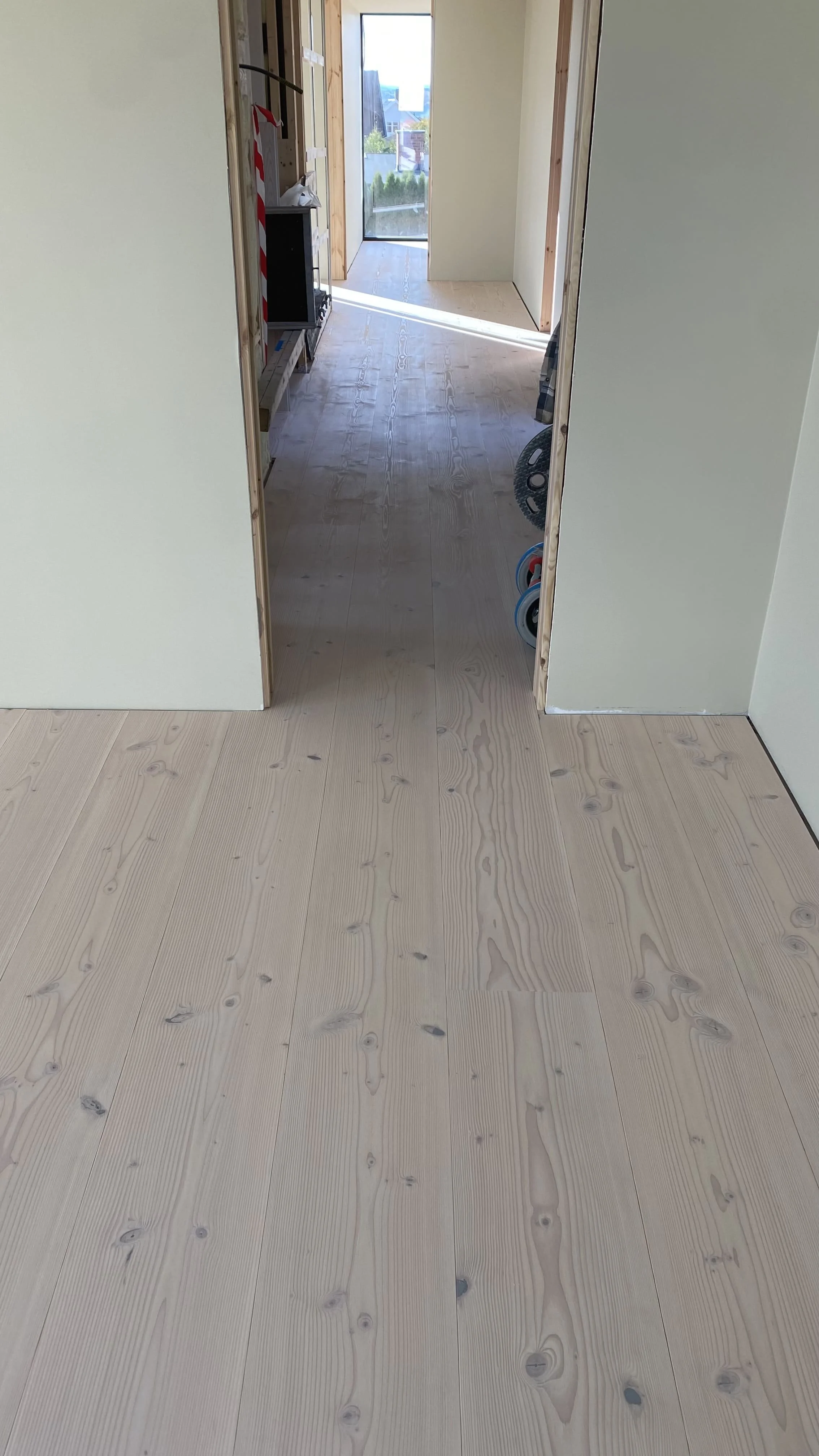 Lange og brede planker av douglas gran