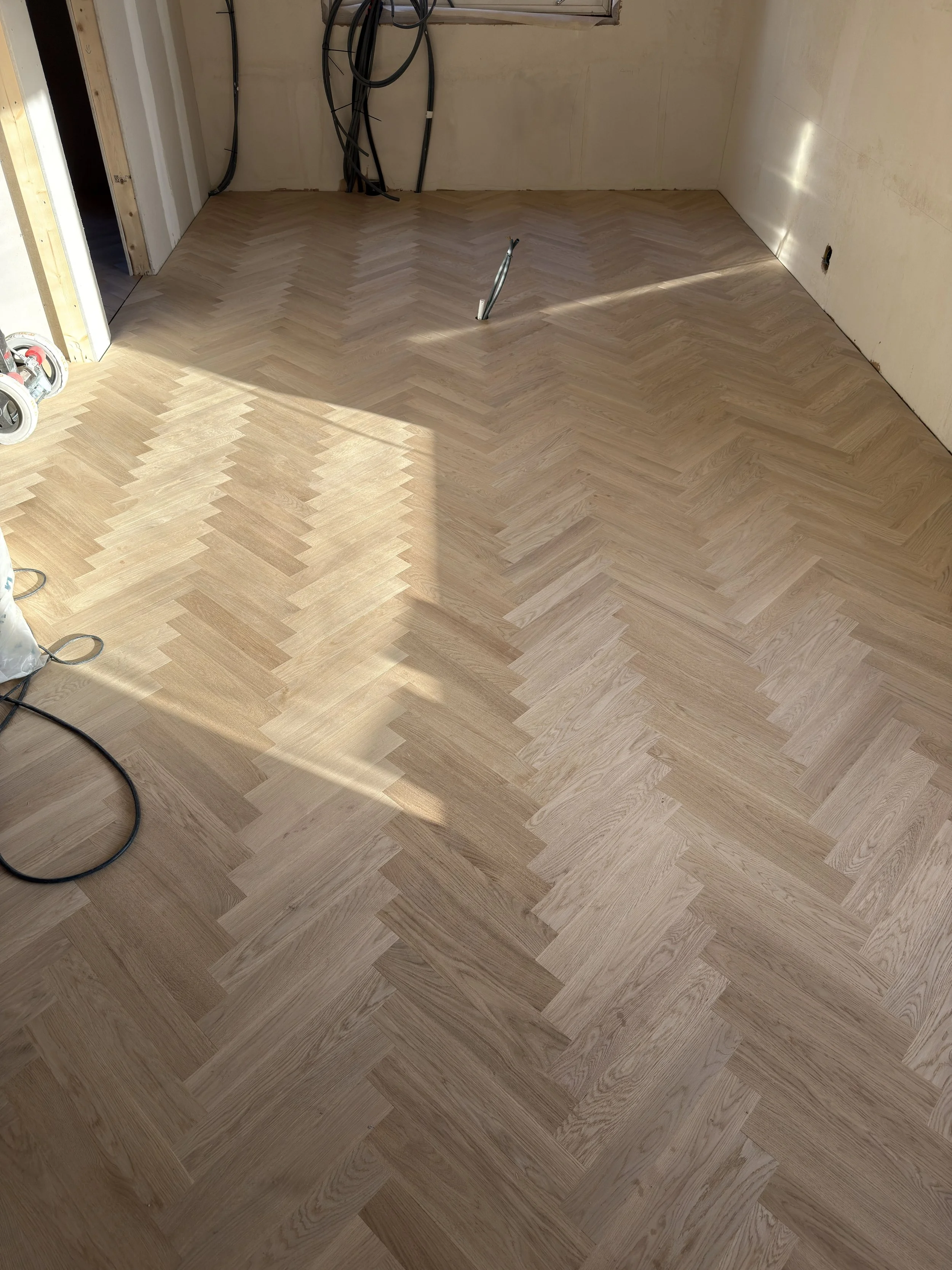 Massivt-eikegulv-fiskeben-16x70x420mm-Exquisit-Kongelige Gulv AS (11).jpg