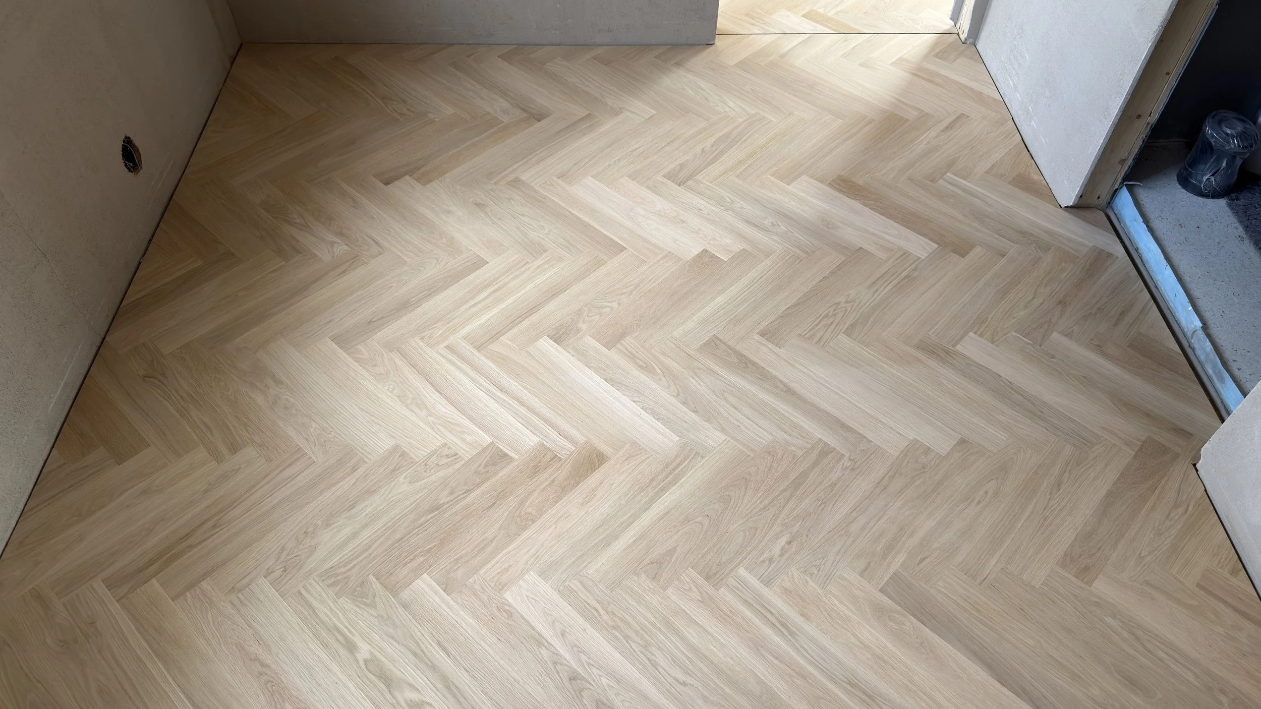 Massivt-eikegulv-fiskeben-16x70x420mm-Exquisit-Kongelige Gulv AS (15).jpg