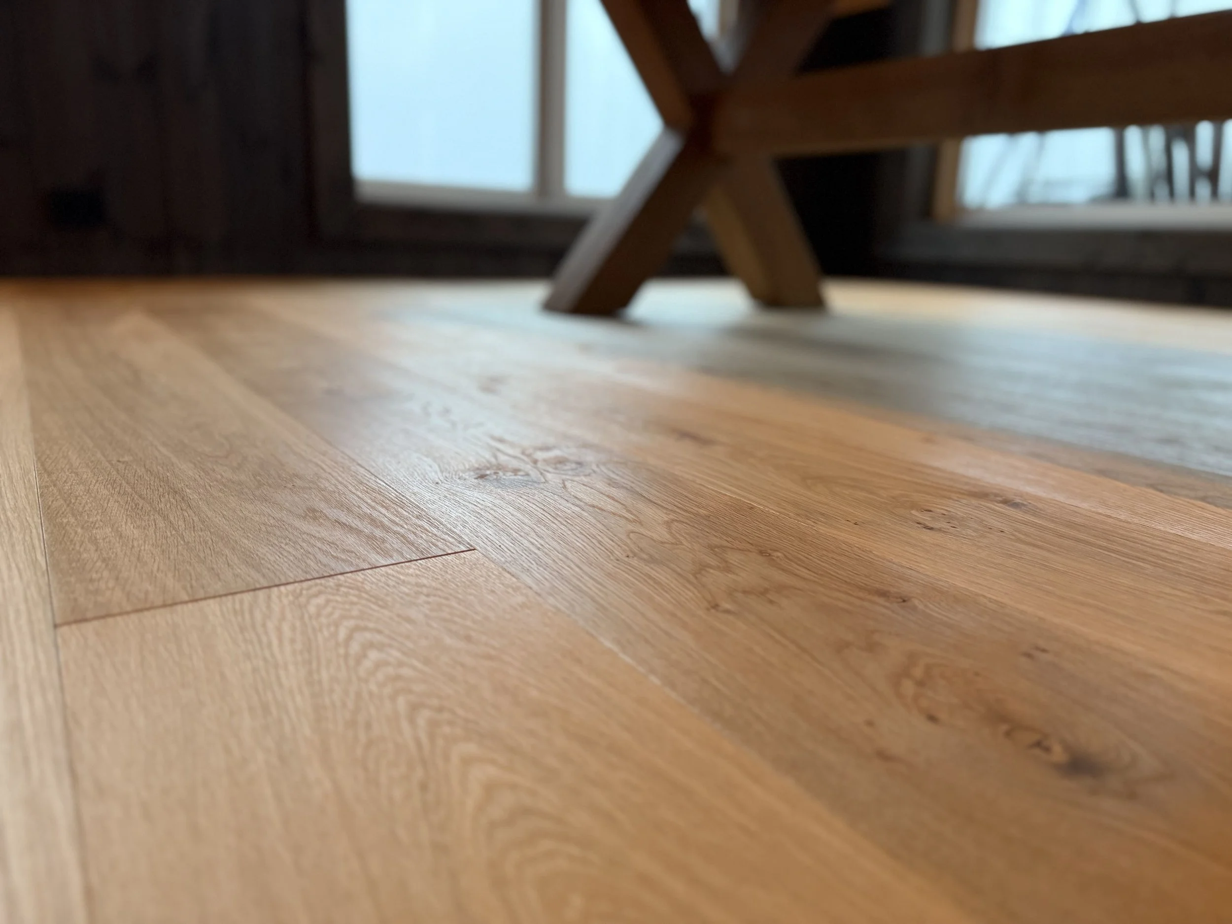 LEGGING AV HELTRE EIKEGULV I HYTTE PÅ NOREFJELL