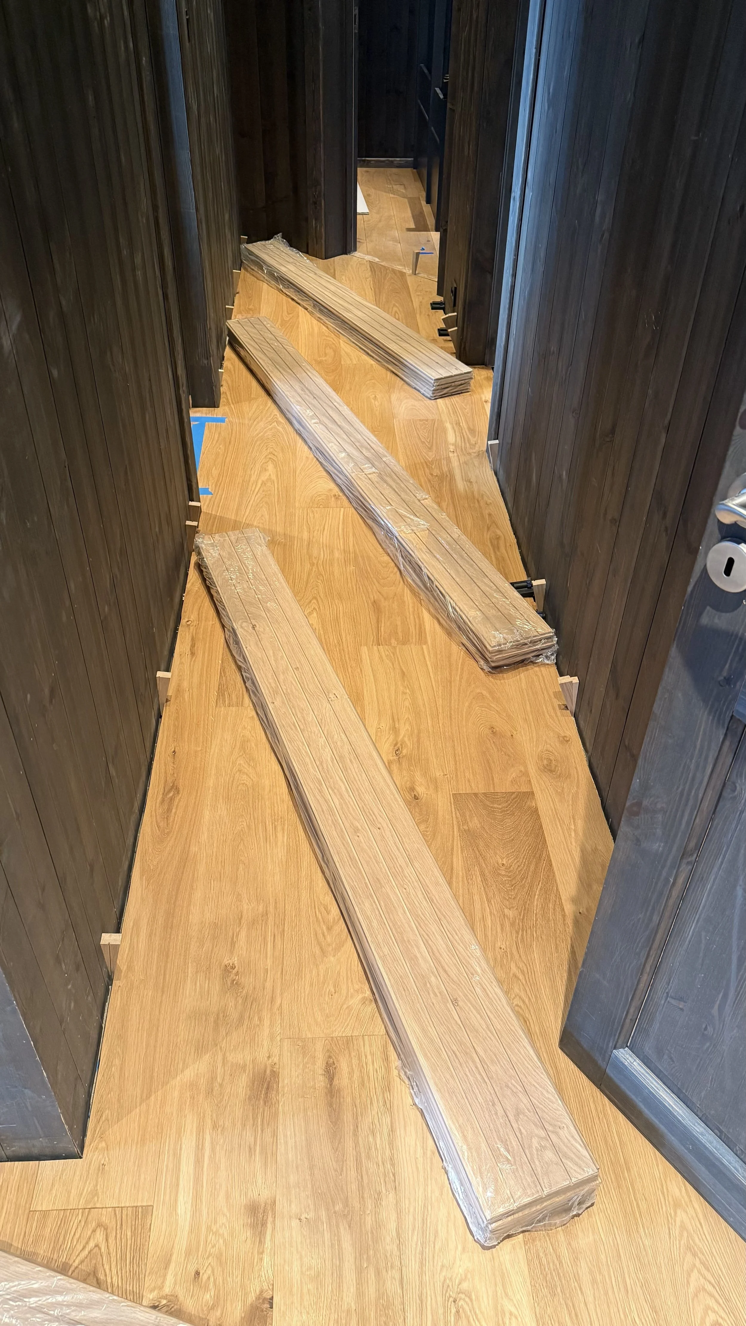 Massivt eikegulv legges på Norefjell