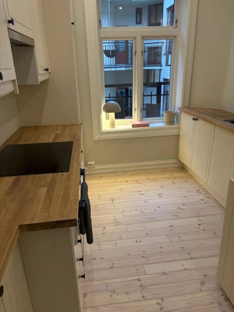 Kjøkkenet etter gammelt og slitt furugulv ble fornyet 