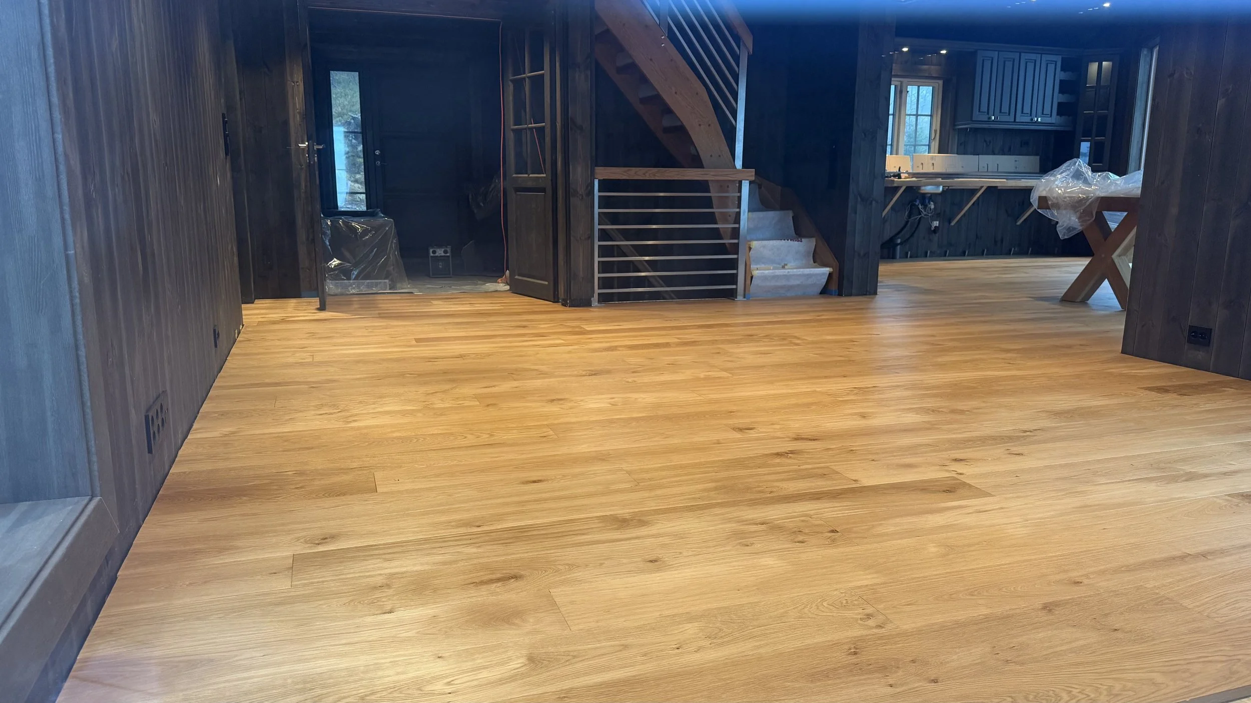 Polert heltre eikegulv