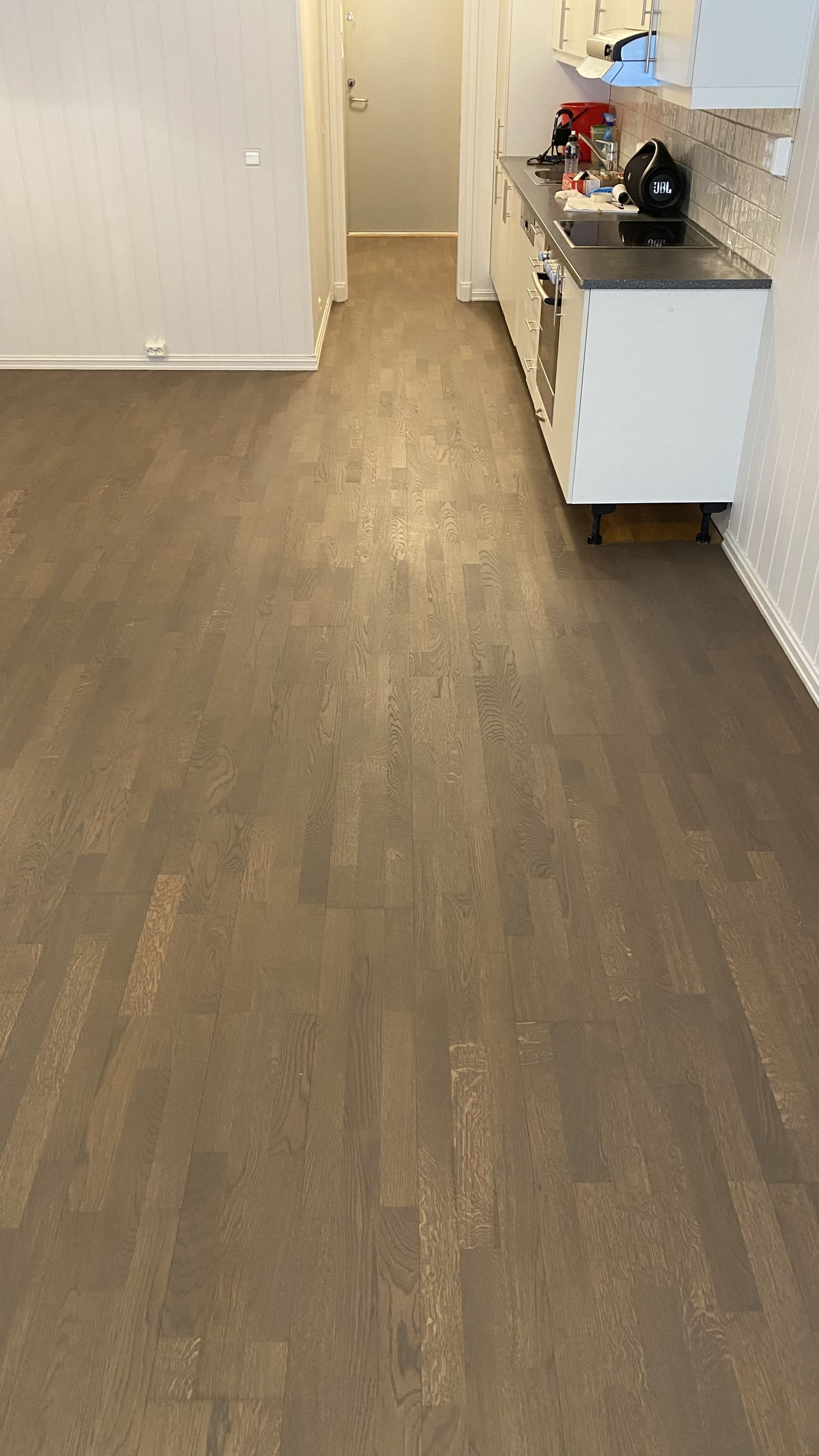 Mørk trestavsparkett etter gulvsliping og lakkering