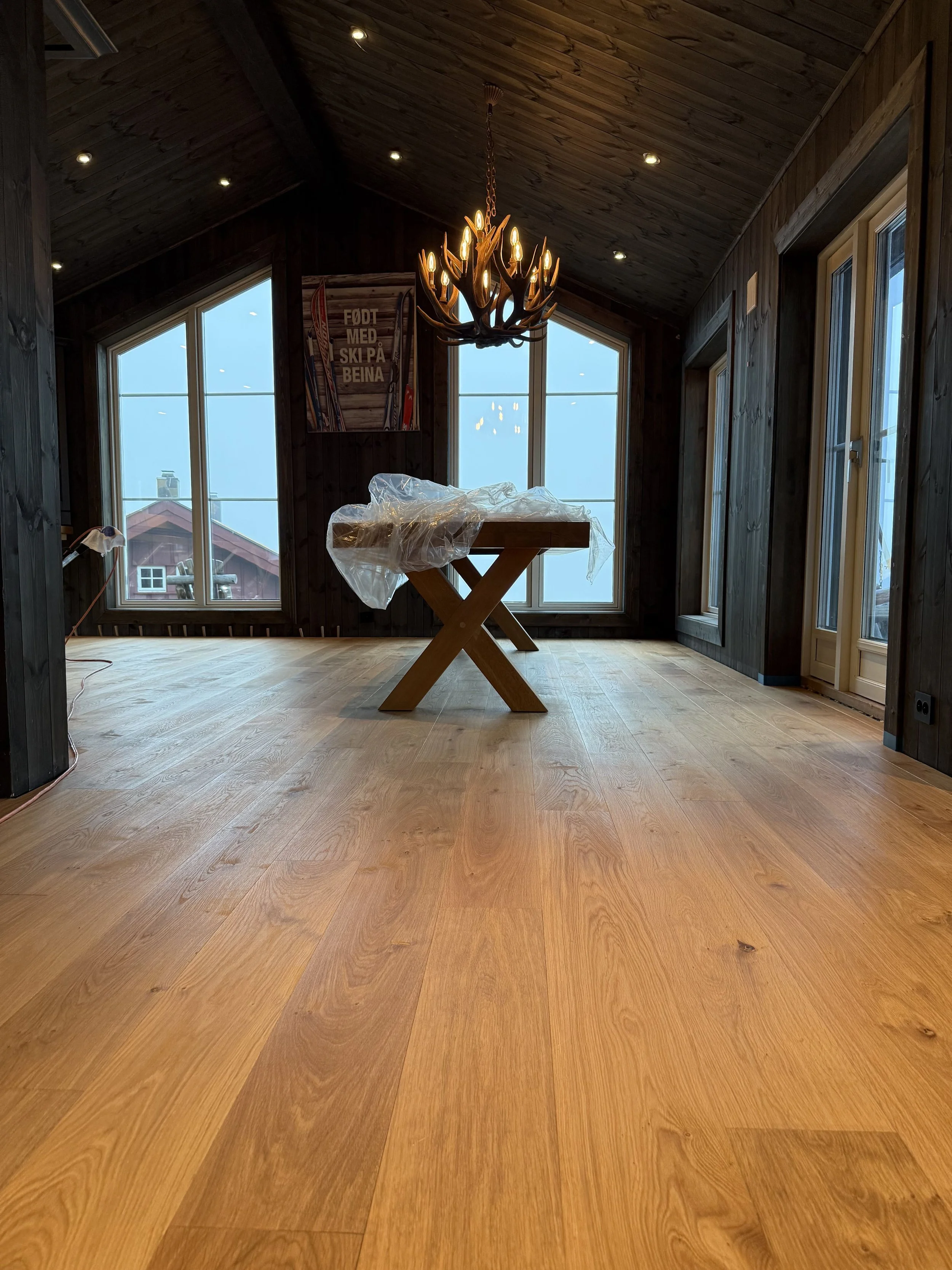 Massivt eikegulv på Norefjell