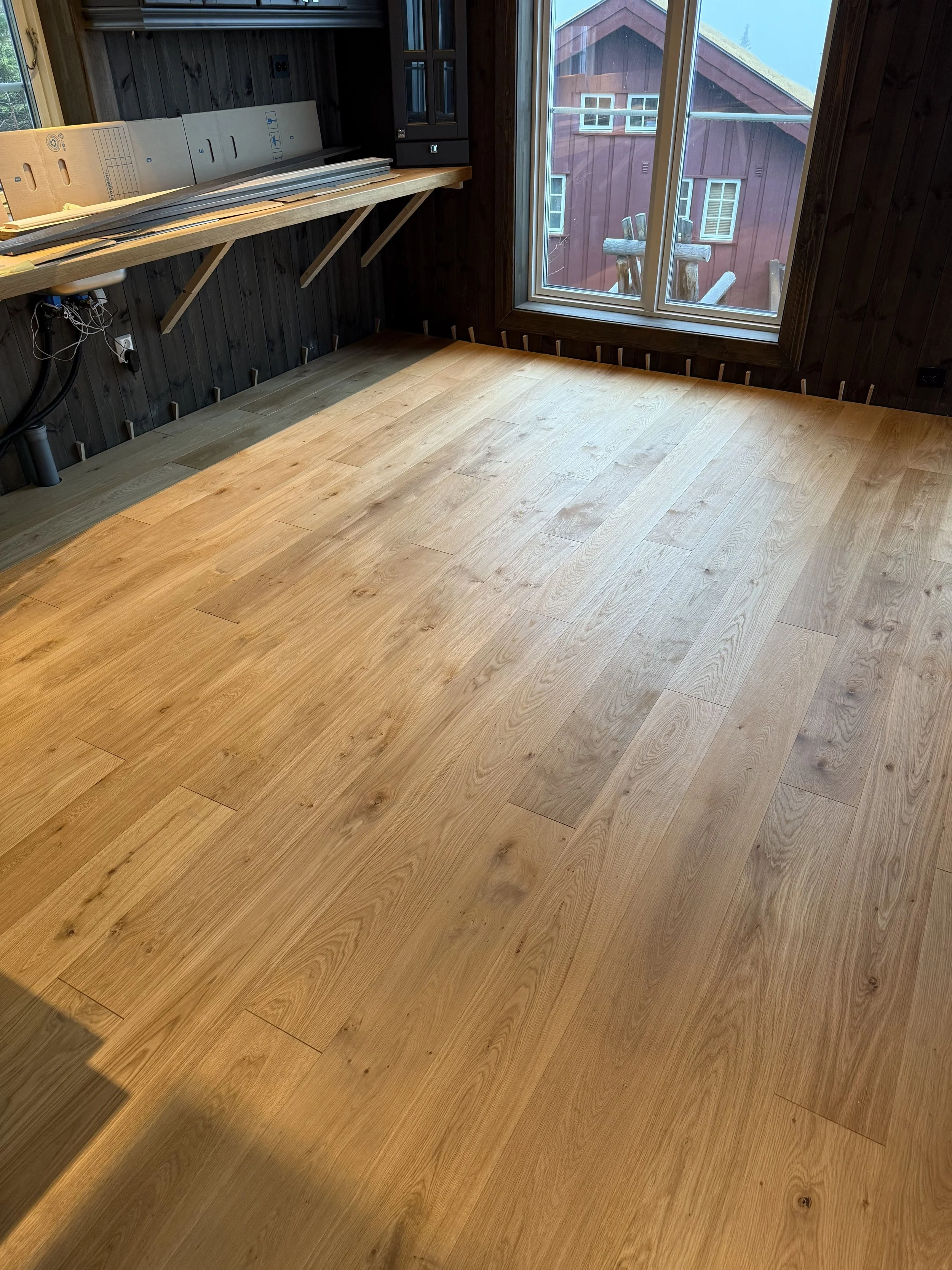 Heltregulv i eik med noe kvist på kjøkkenet