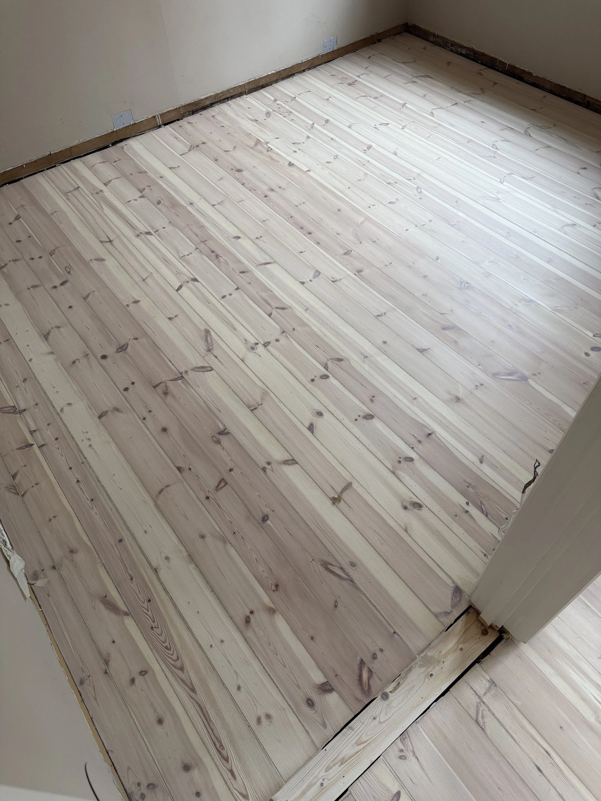 Hvitpigmentert og fuget gulv etter gulvsliping