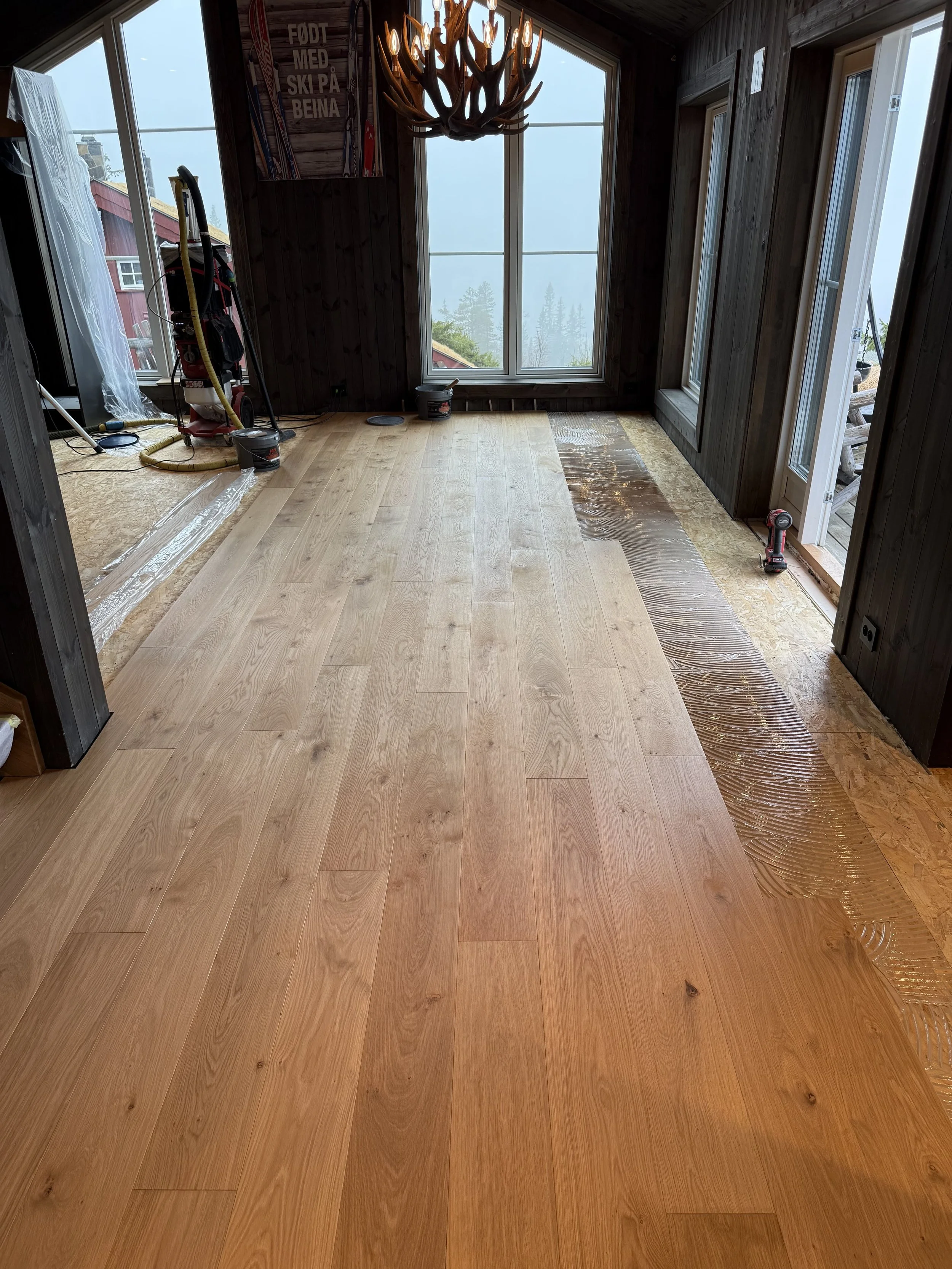 Massivt bord i eik legges i stuen 