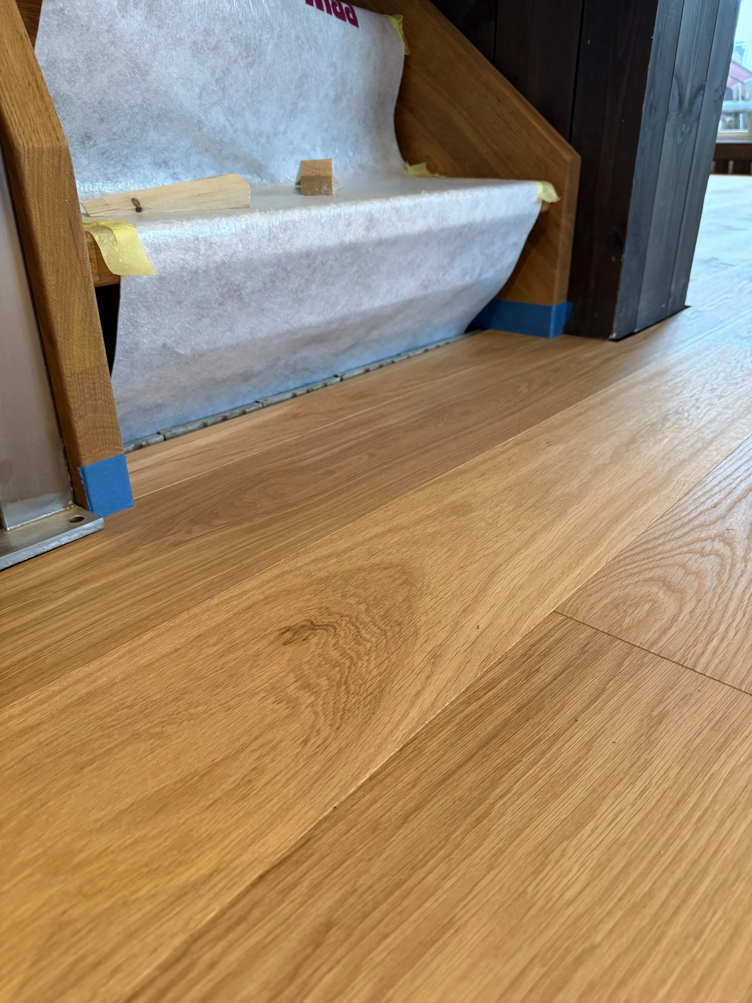 Tregulv tilpasset langs trappen