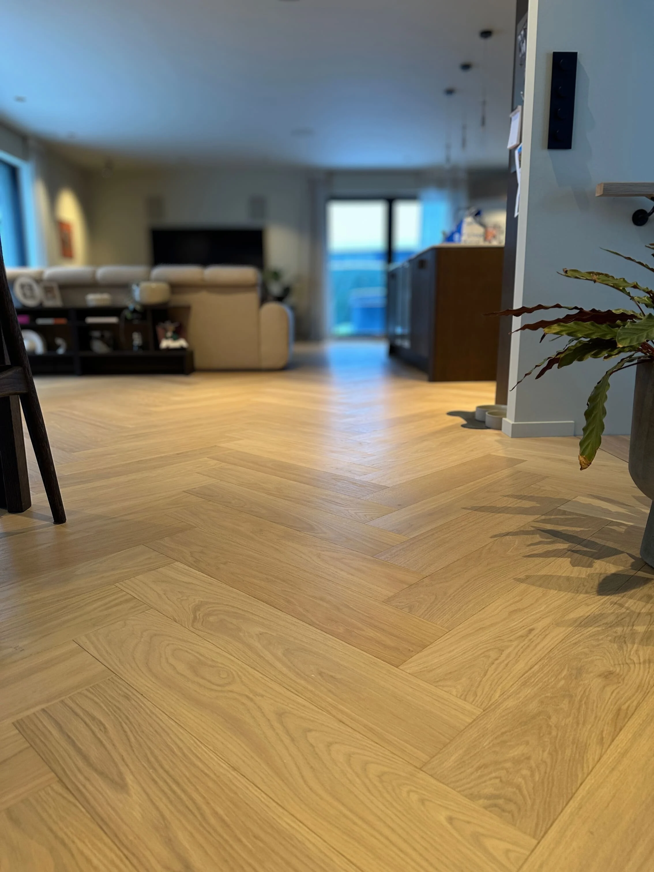 Lys og naturlig fiskebensparkett, Select, 140 x 700 mm