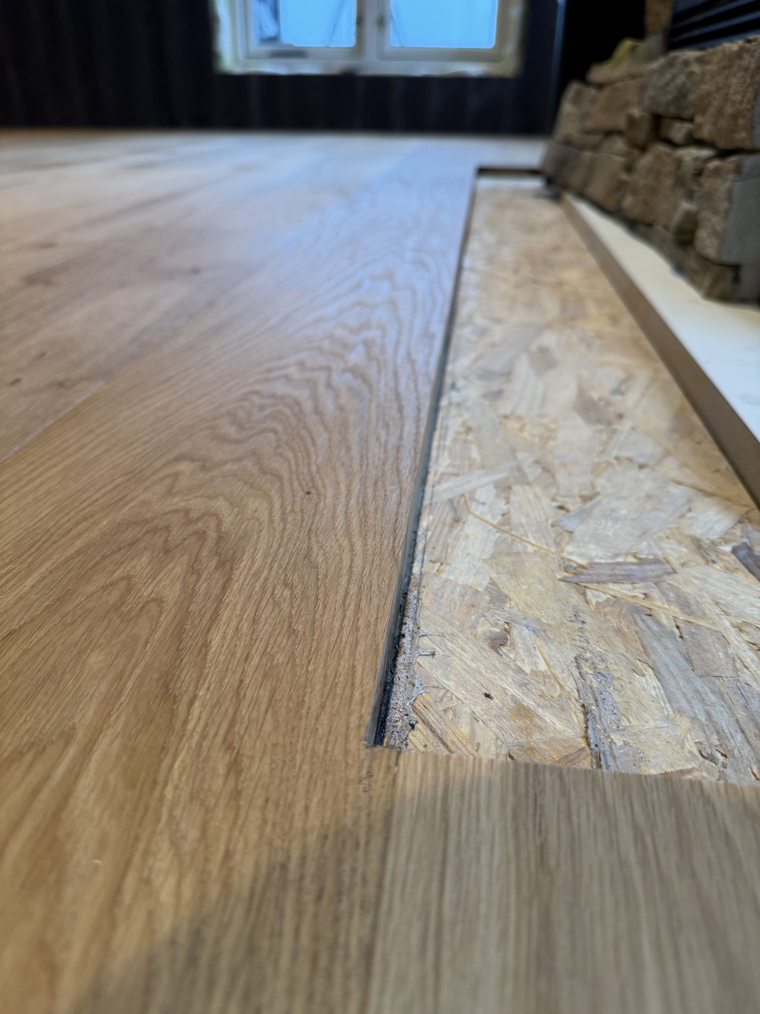 Massivt eikegulv skjært foran peisen