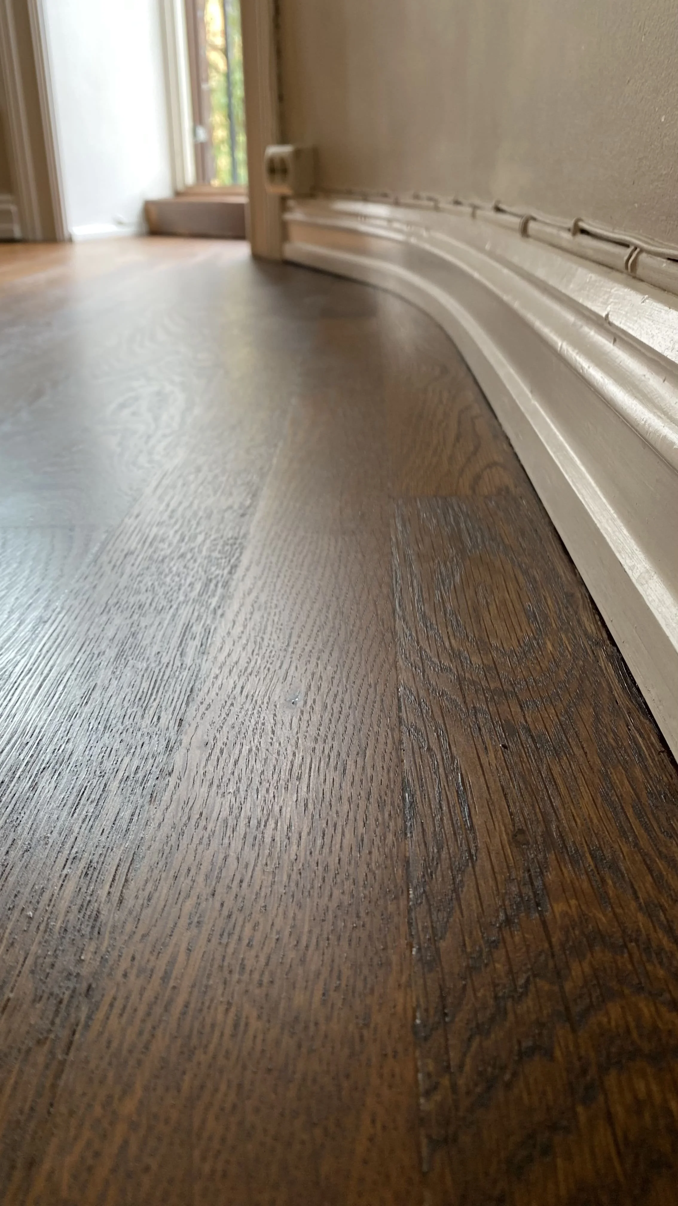 Lakkert parkett i Oslo, brun