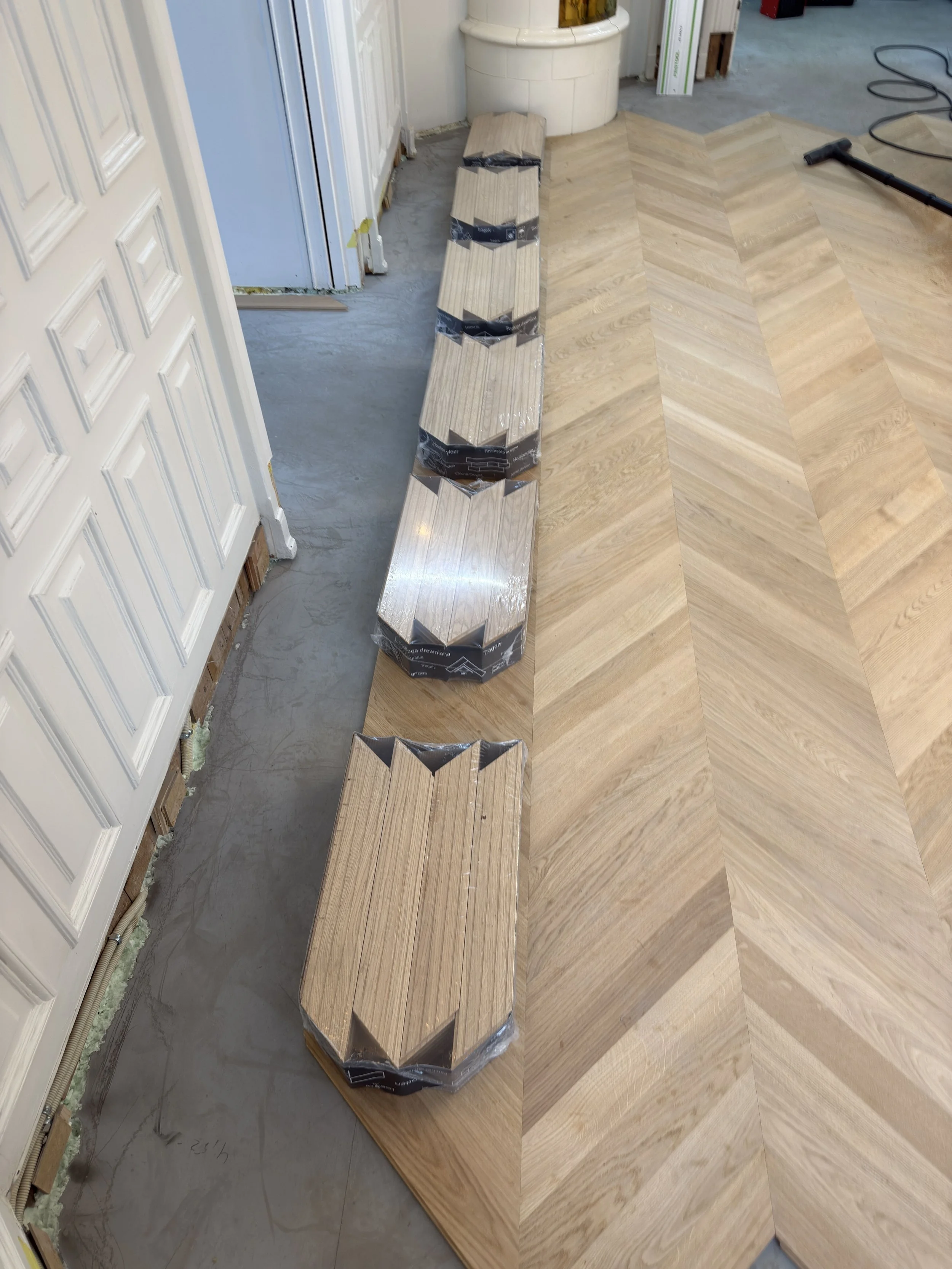 Massivt-Chevron-Oslo-legging-sliping-behandling-Kongelige-Gulv AS (1).jpg