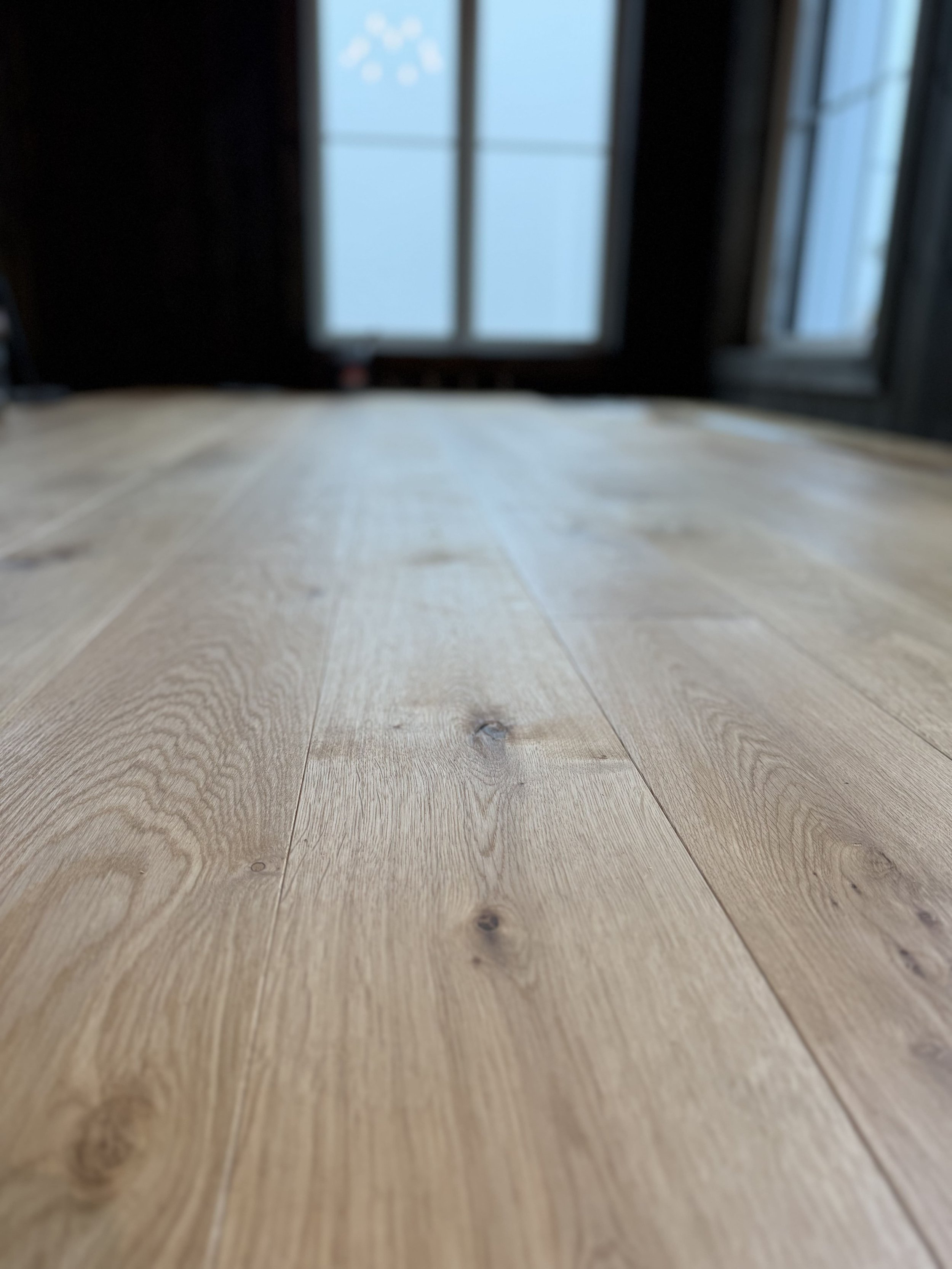 Heltre bord i eik med noe kvist