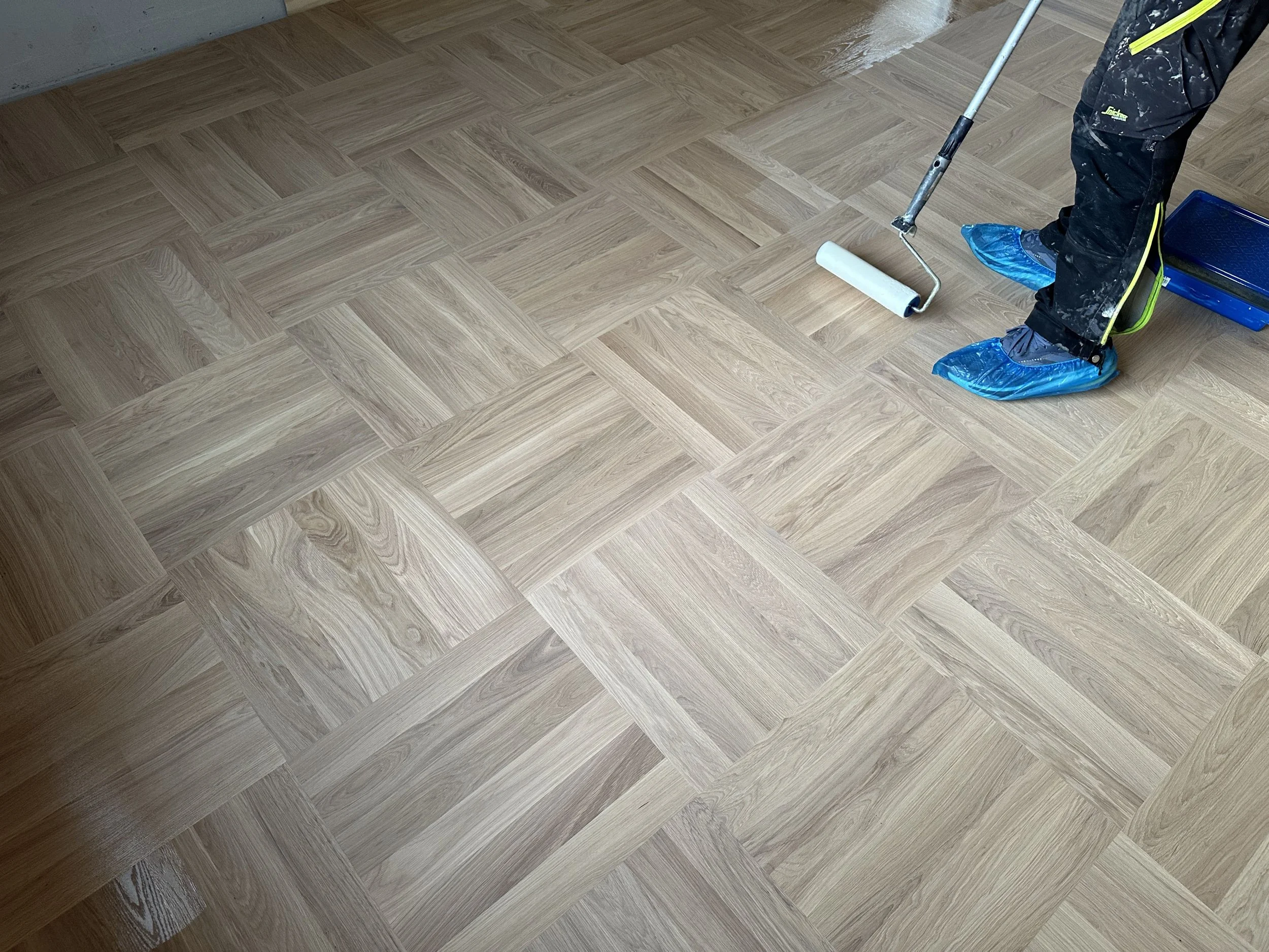 Massivt-eikegulv-16x70x420mm-Exquisit-Kongelige Gulv AS (1).jpg
