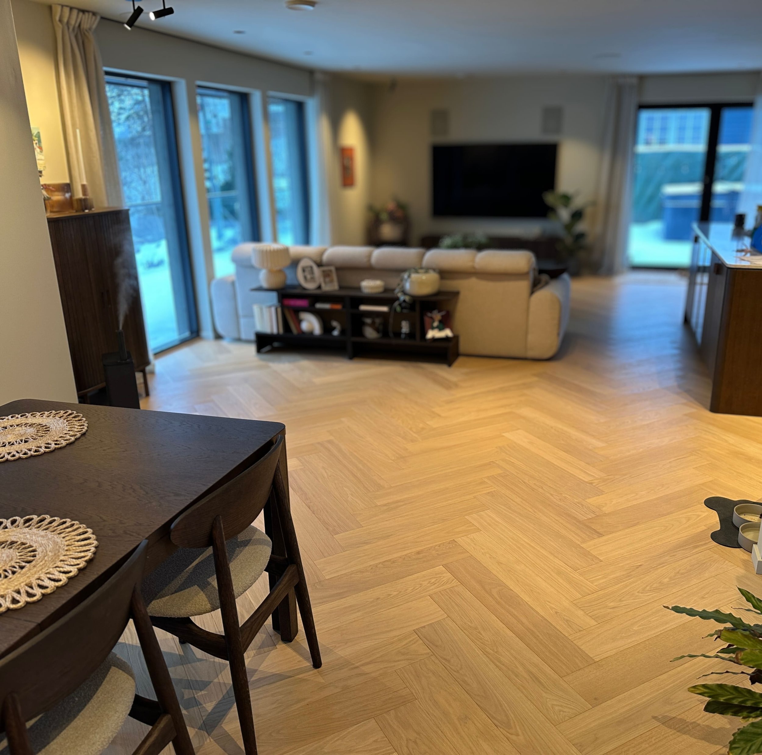 Legging og levering av bred fiskebensparkett