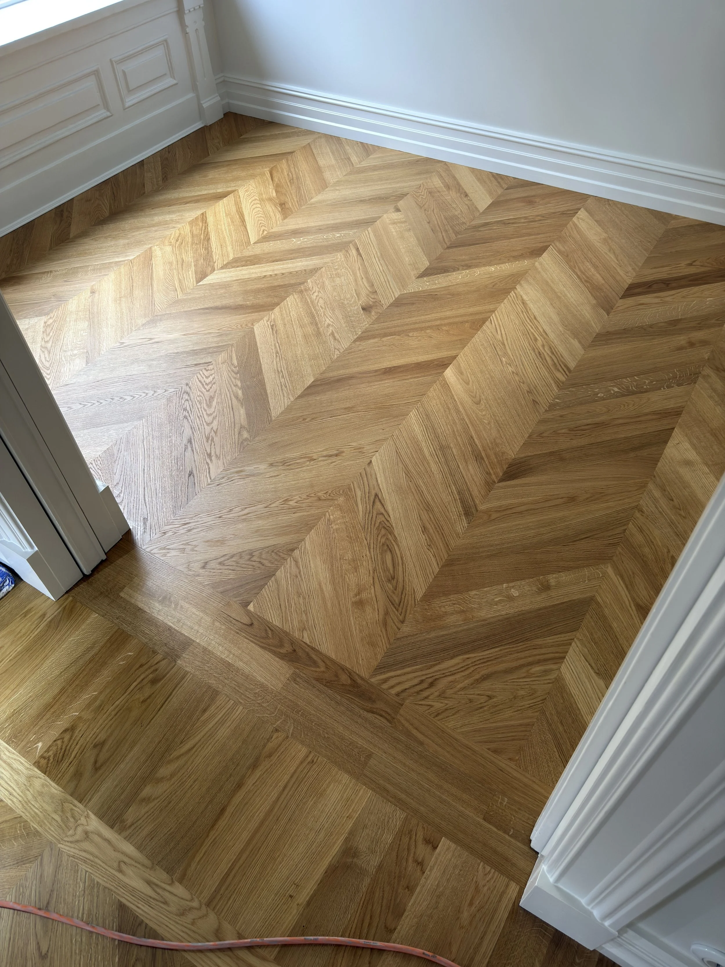 Massivt-Chevron-Oslo-legging-sliping-behandling-Kongelige-Gulv AS (30).jpg