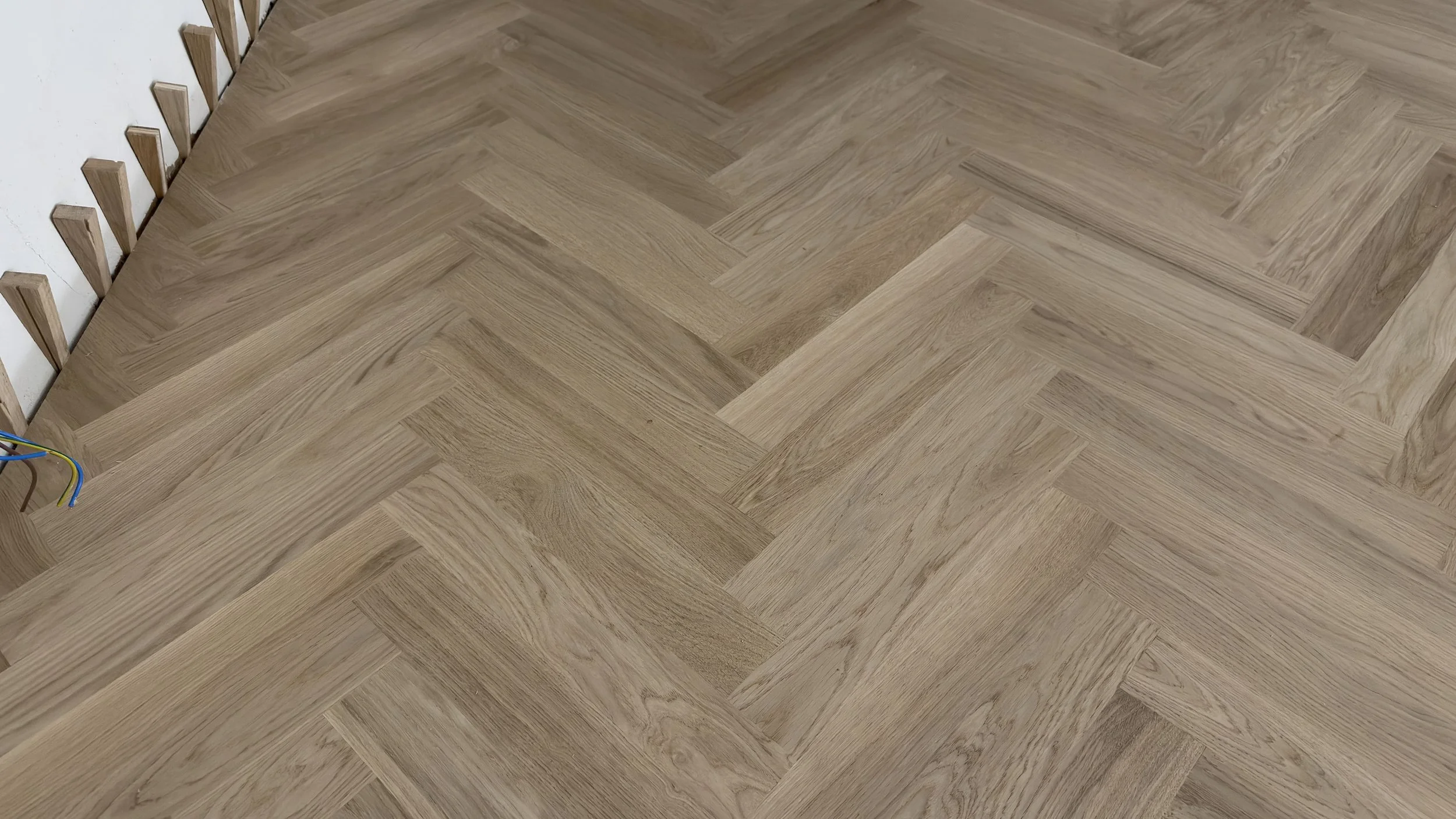 Massivt-eikegulv-fiskeben-16x70x420mm-Exquisit-Kongelige Gulv AS (6).jpg
